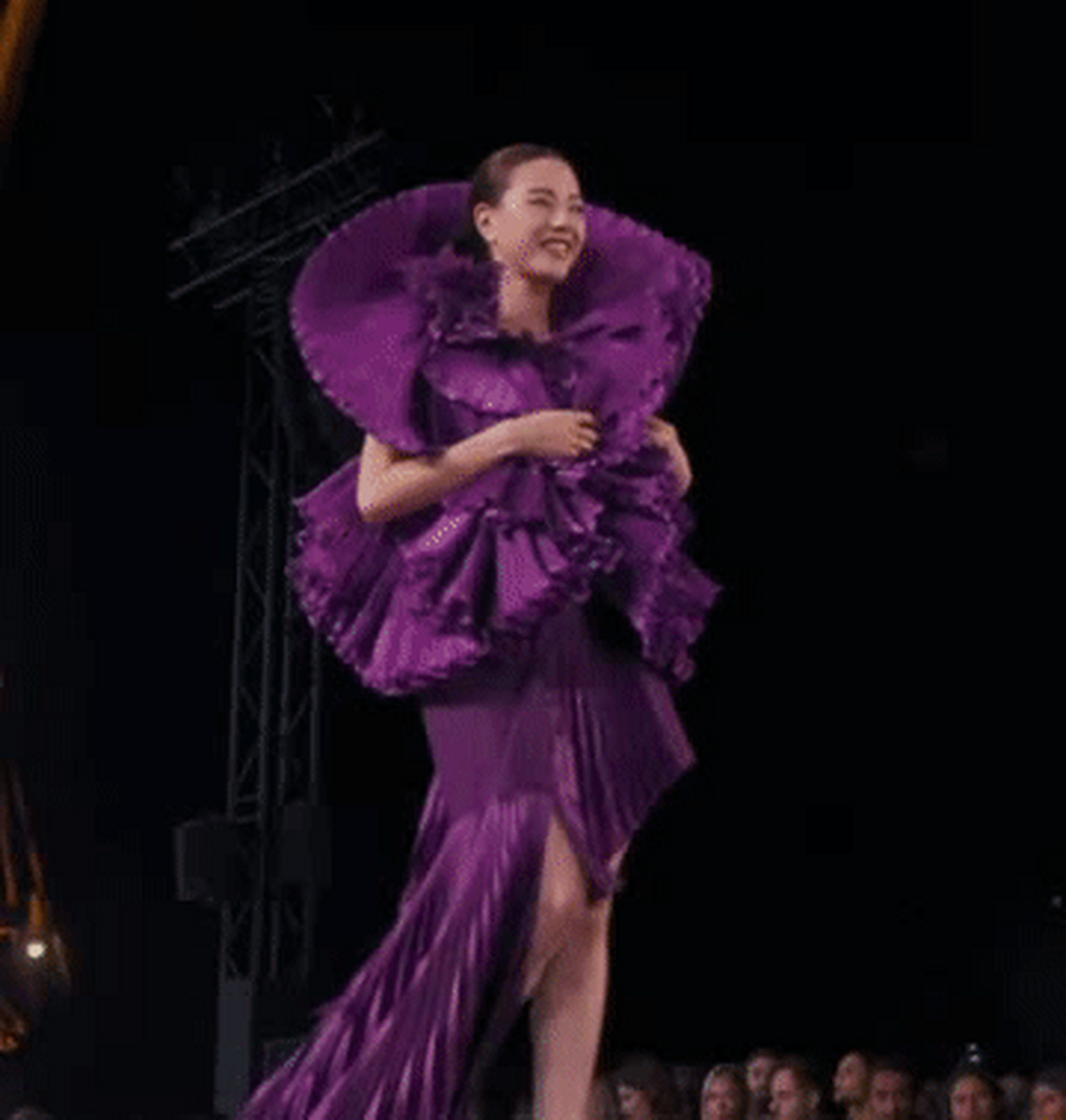 娜然亮相时装周t台,一袭紫色礼服好像铅笔削和紫叶生菜.
