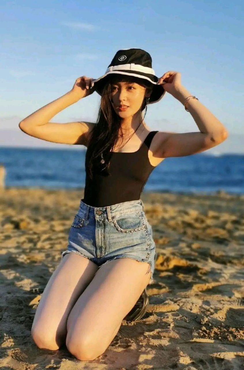 明星沙滩性感比基尼# 张天爱沙滩写真照片,黑色紧身背心凸显出凹凸