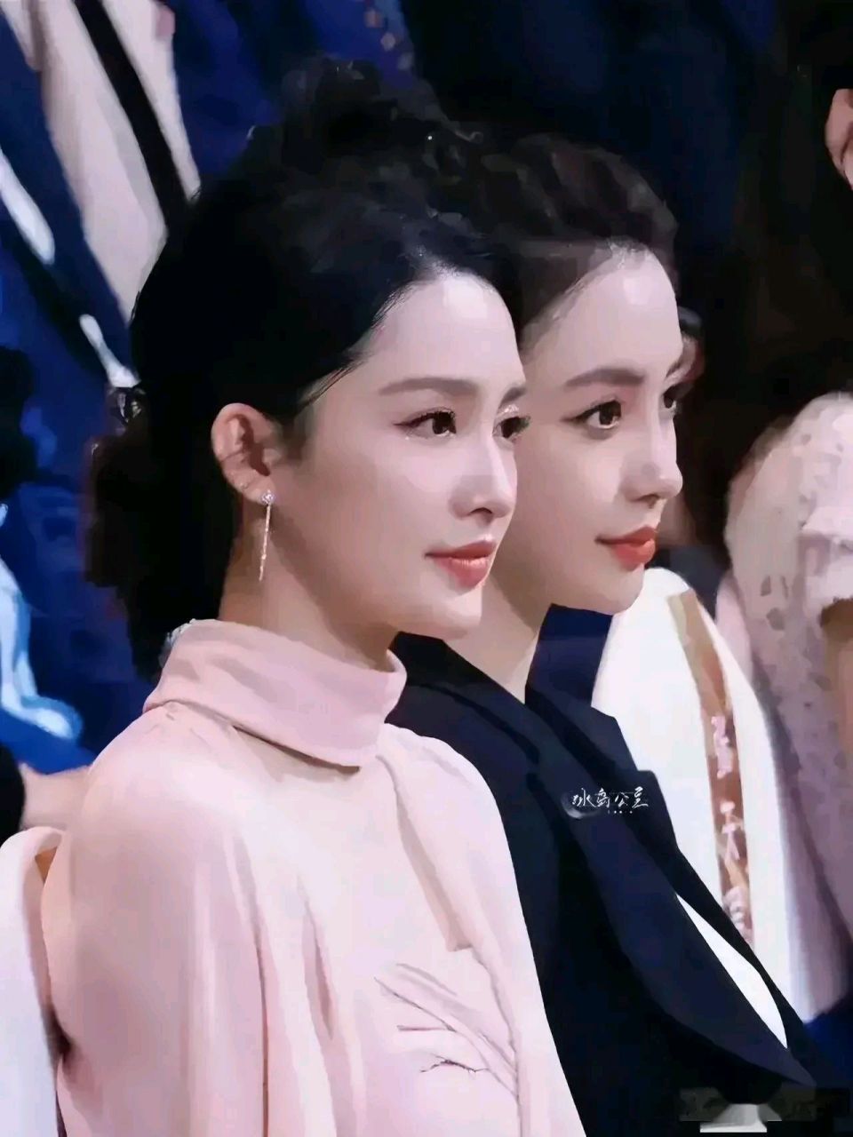 李沁杨颖同框,李沁外颜值直接完胜秒杀杨颖,李沁不愧是合影杀手,和