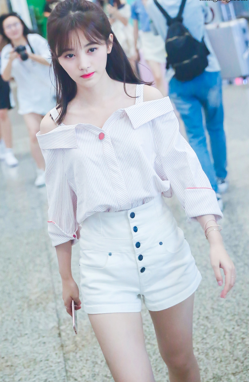 鞠婧祎白色露肩衬衣配白色高腰短裤,清纯可爱,好像是高中生#娱乐