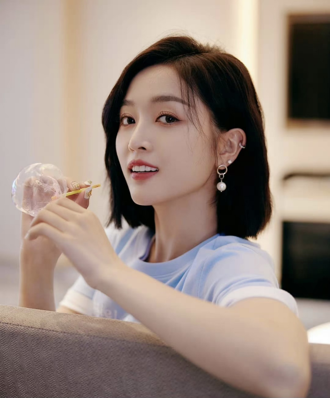 清爽短发t恤,这也太甜了吧! #吴宣仪# #九月动态激励计划