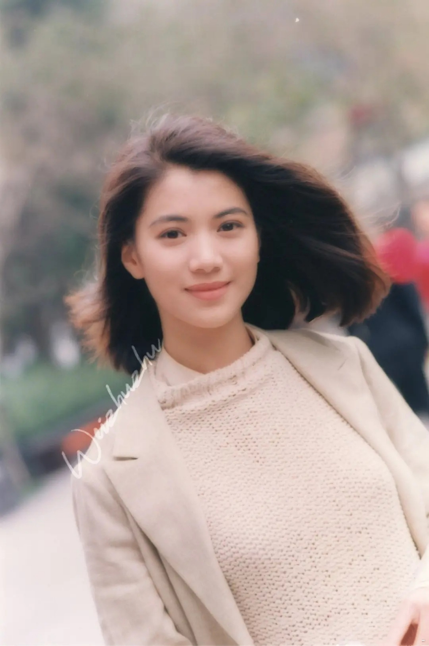 看了袁咏仪年轻时候的照片,张智霖的快乐我懂了!#袁咏仪# #明星