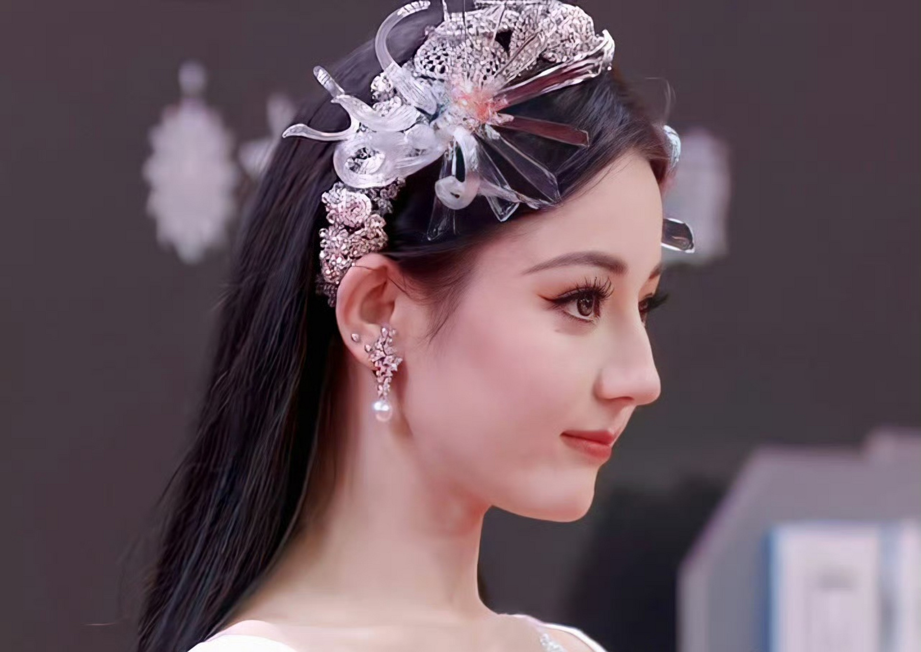 星光大赏迪丽热巴造型精致,睫毛卷翘如同洋娃娃#迪丽热巴# #迪丽热巴