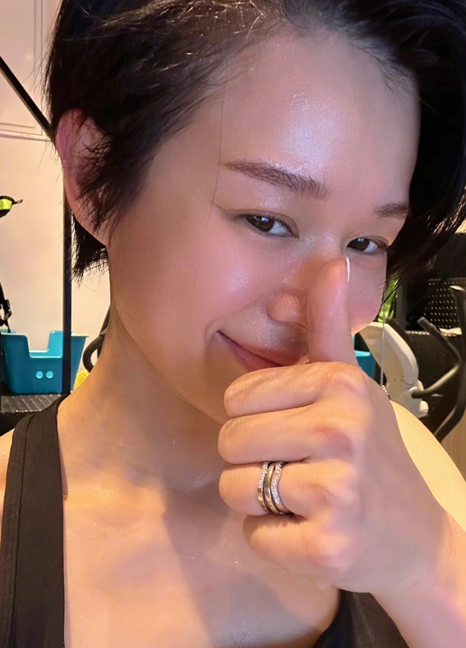 胡杏儿晒素颜健身照,短发戴婚戒气色红润状态好,她这个年龄坚持锻炼