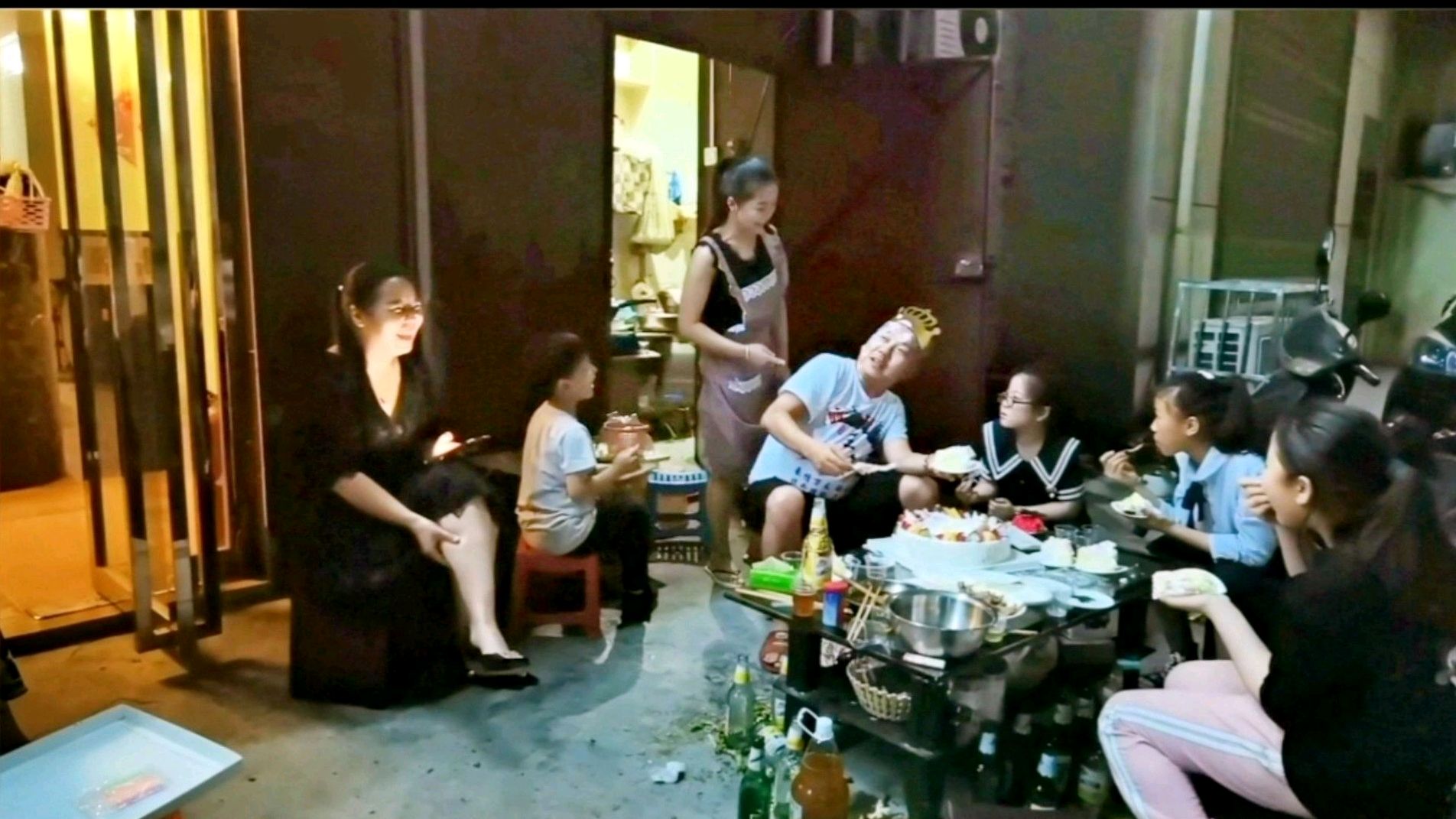大脸哥过生日,用嘴巴吃比基尼蛋糕的画面,简直让人无法直视