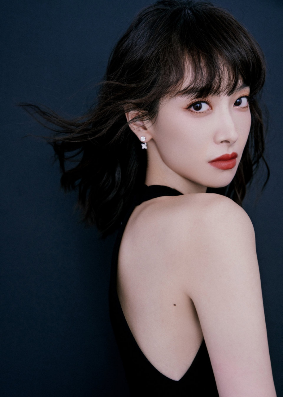 宋茜# 一袭黑色连衣裙,白皙水嫩的肌肤,婀娜多姿的身材.