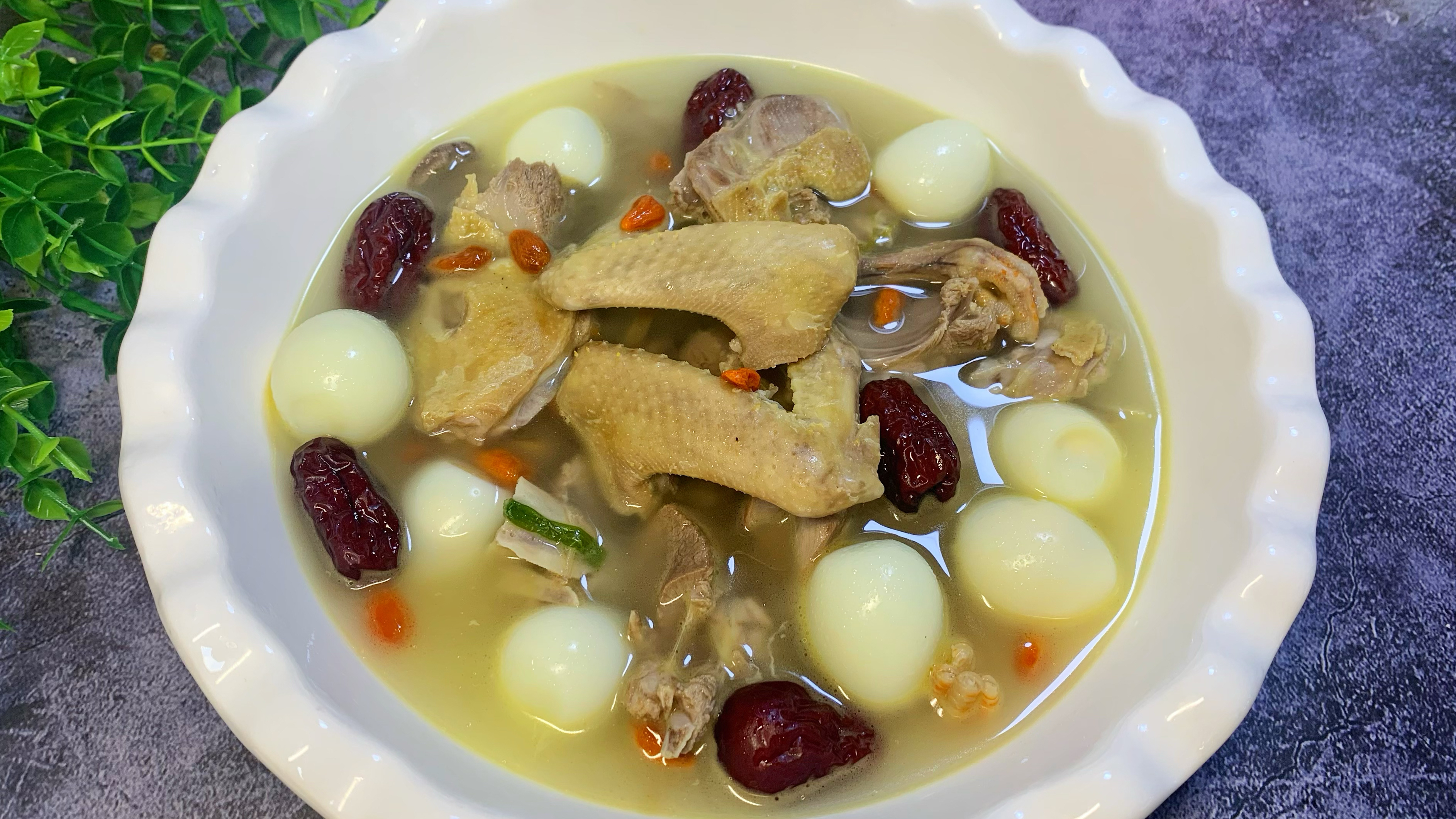 鸽子汤怎样炖好喝又有营养,教你正确做法,汤白味鲜,肉嫩软烂