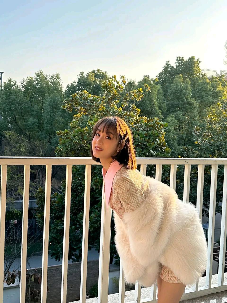 赵圆瑗在社交平台分享了一组照片,照片中赵圆瑗妆容精致,烈焰红唇