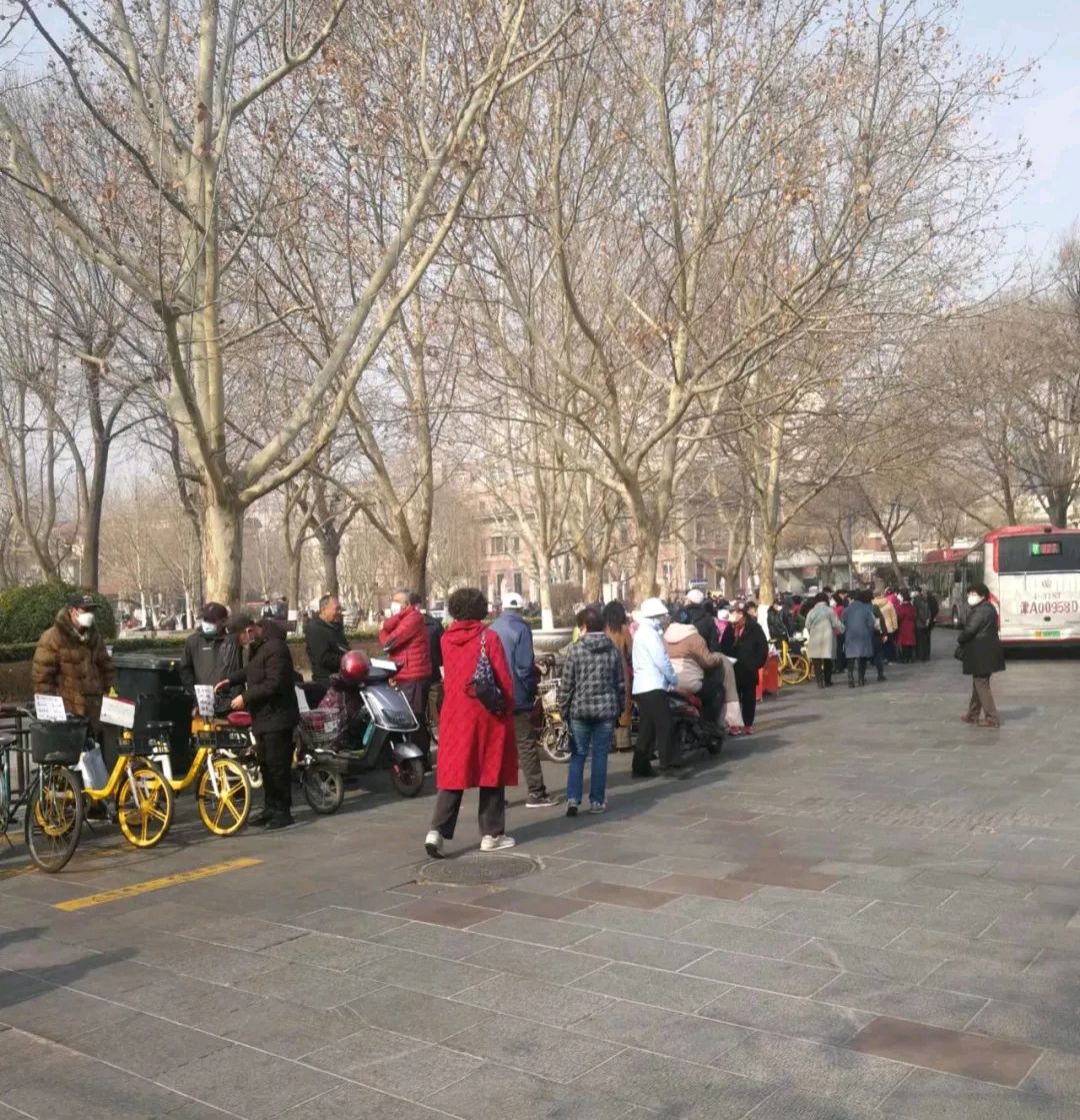 天津中心公园相亲一角,大龄青年男女待价而沽,父母为其操碎了心