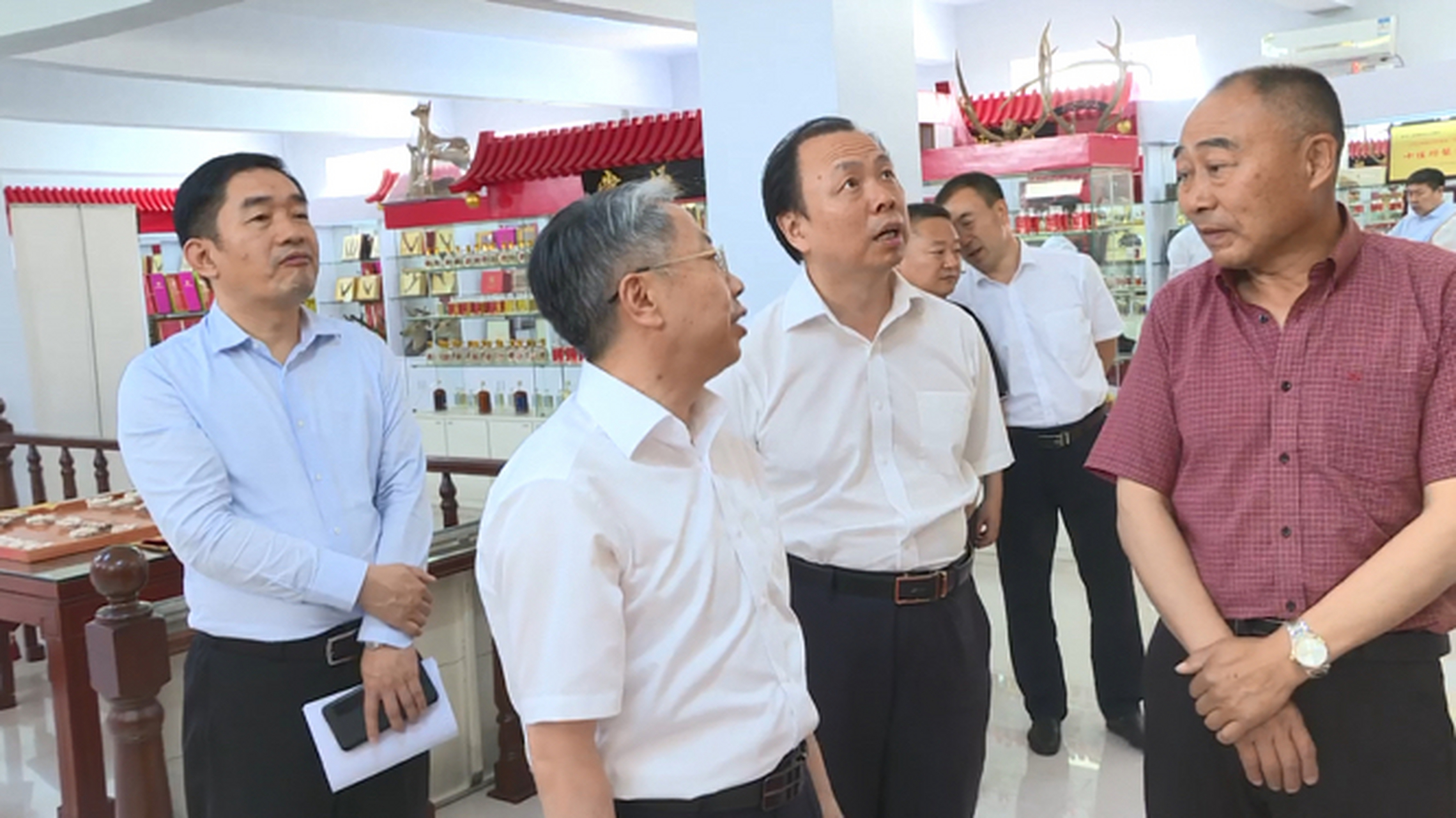 6月15日,省市场监督管理局局长甄杰带领调研组到我县调研鹿产业发展