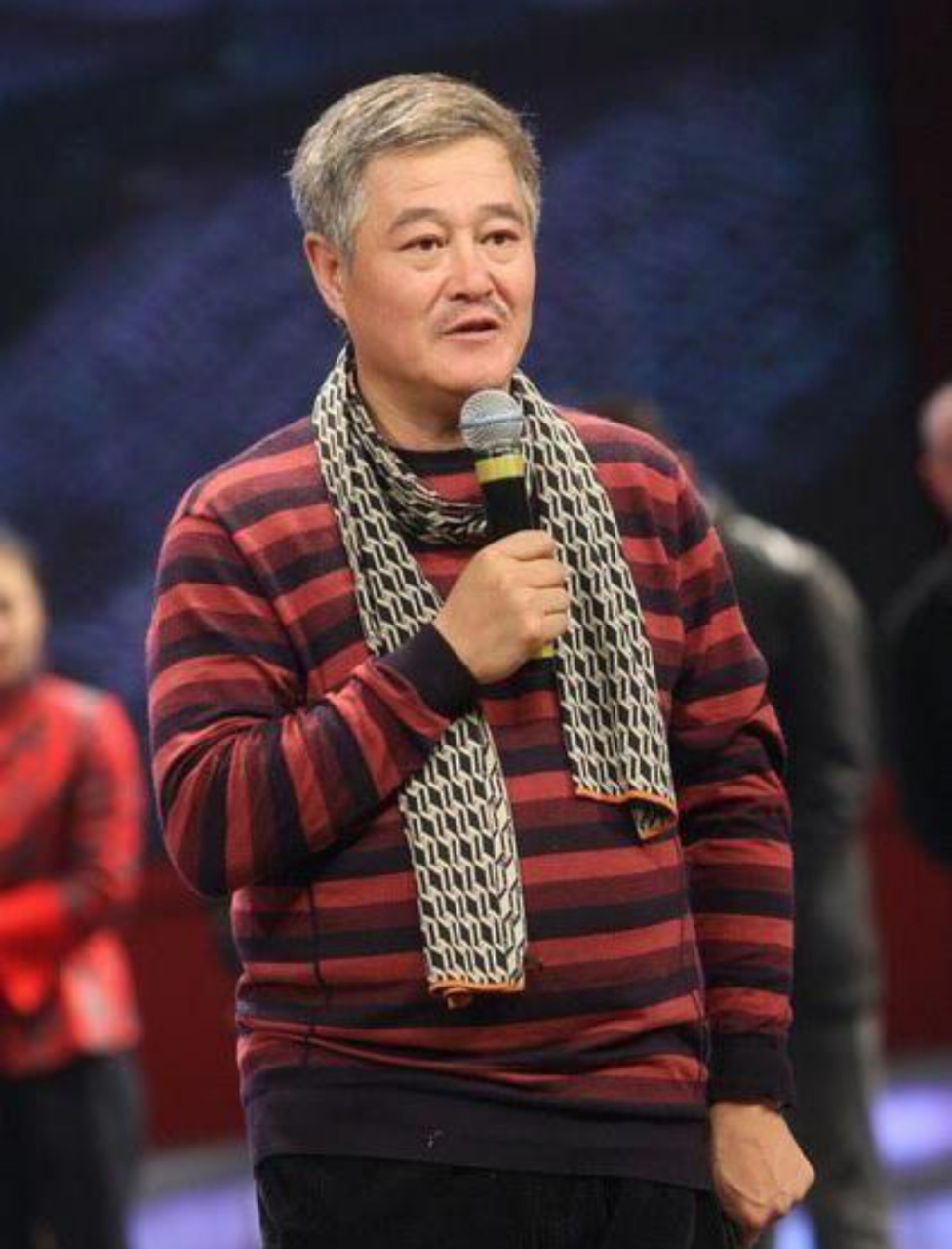 主持人鲁豫采访时问赵本山,你那个本山传媒有多少人啊?