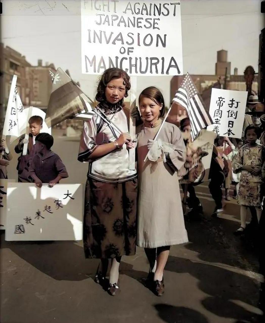 上世纪三十年代,美国芝加哥,穿着民族服装,举牌抗议日本侵占中国的