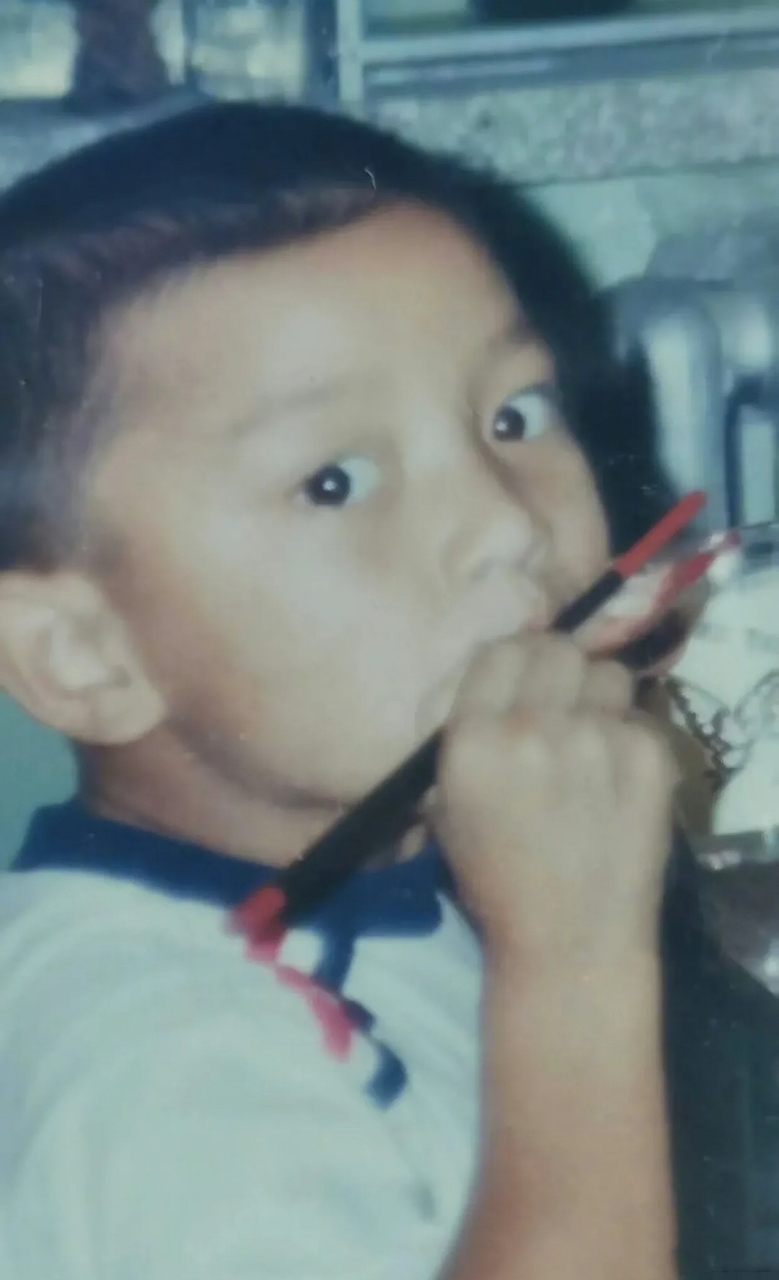 贾乃亮分享自己童年时期的照片,看着他小时候家里条件挺殷实的呀,难怪