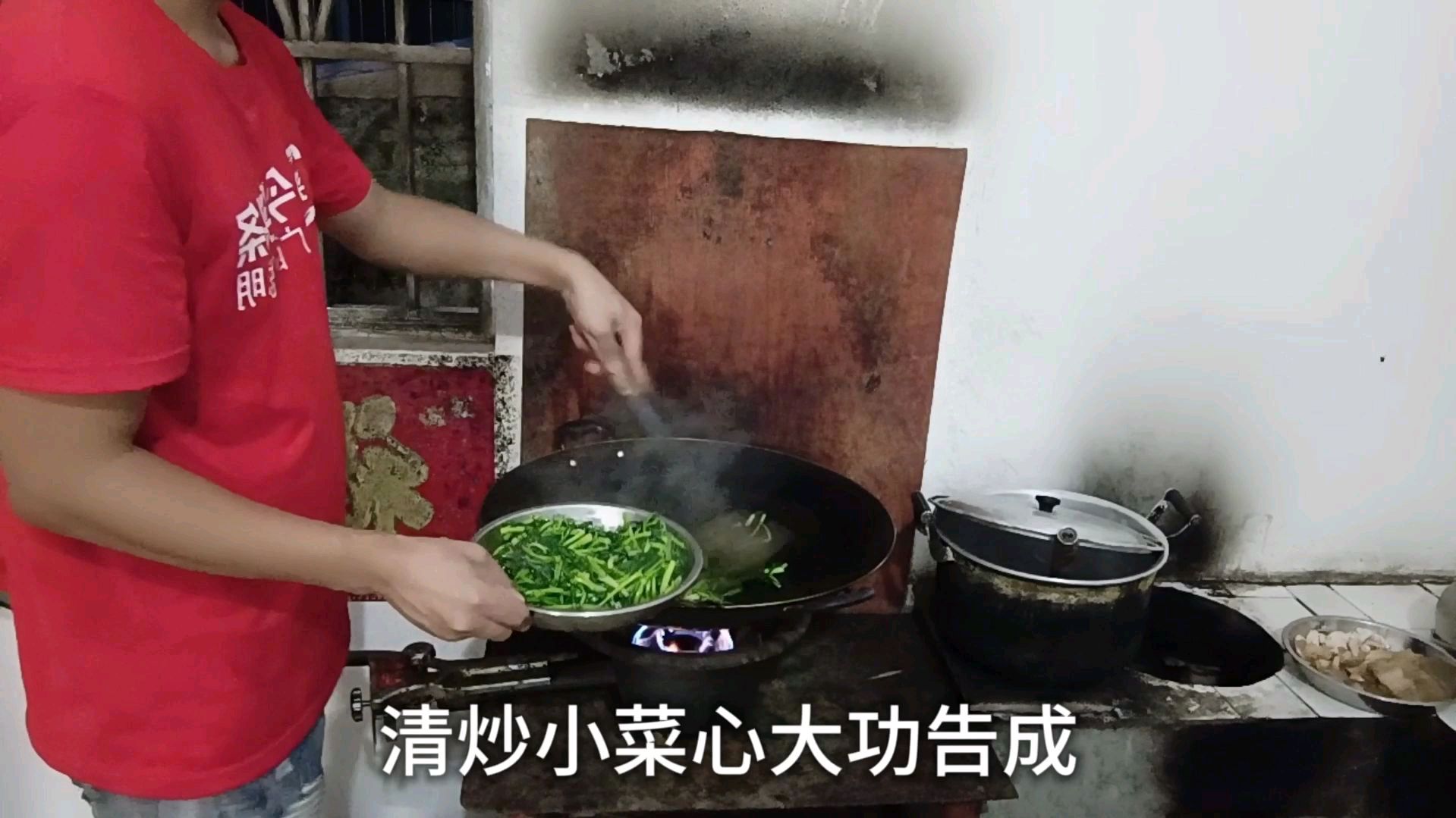 原来青菜心要这样炒才脆口,看看农村小伙怎样做,比饭店的还好吃