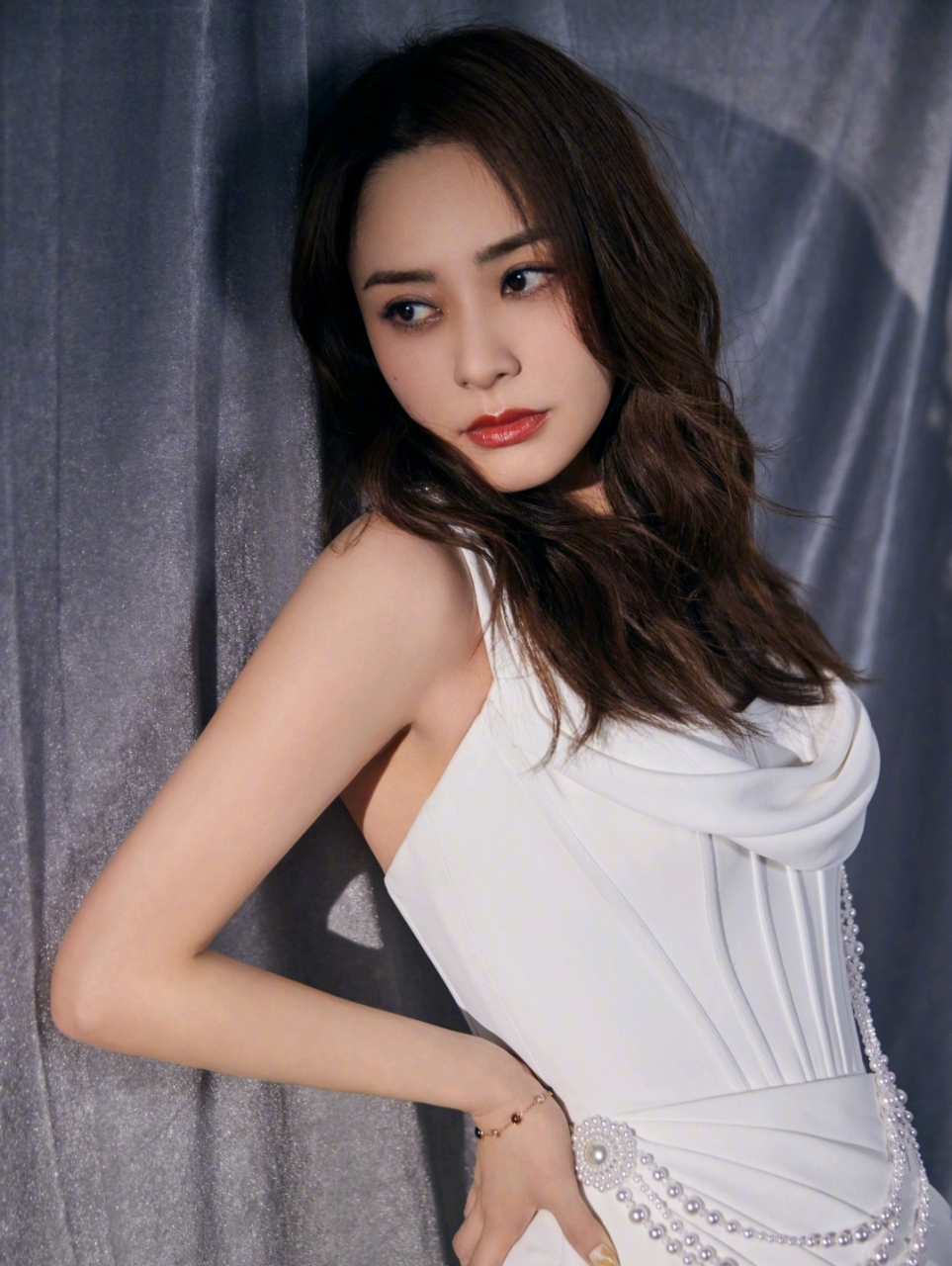 搭配大波浪卷发,纯洁高雅,明艳动人,温柔中又带着几分性感,女人味十足