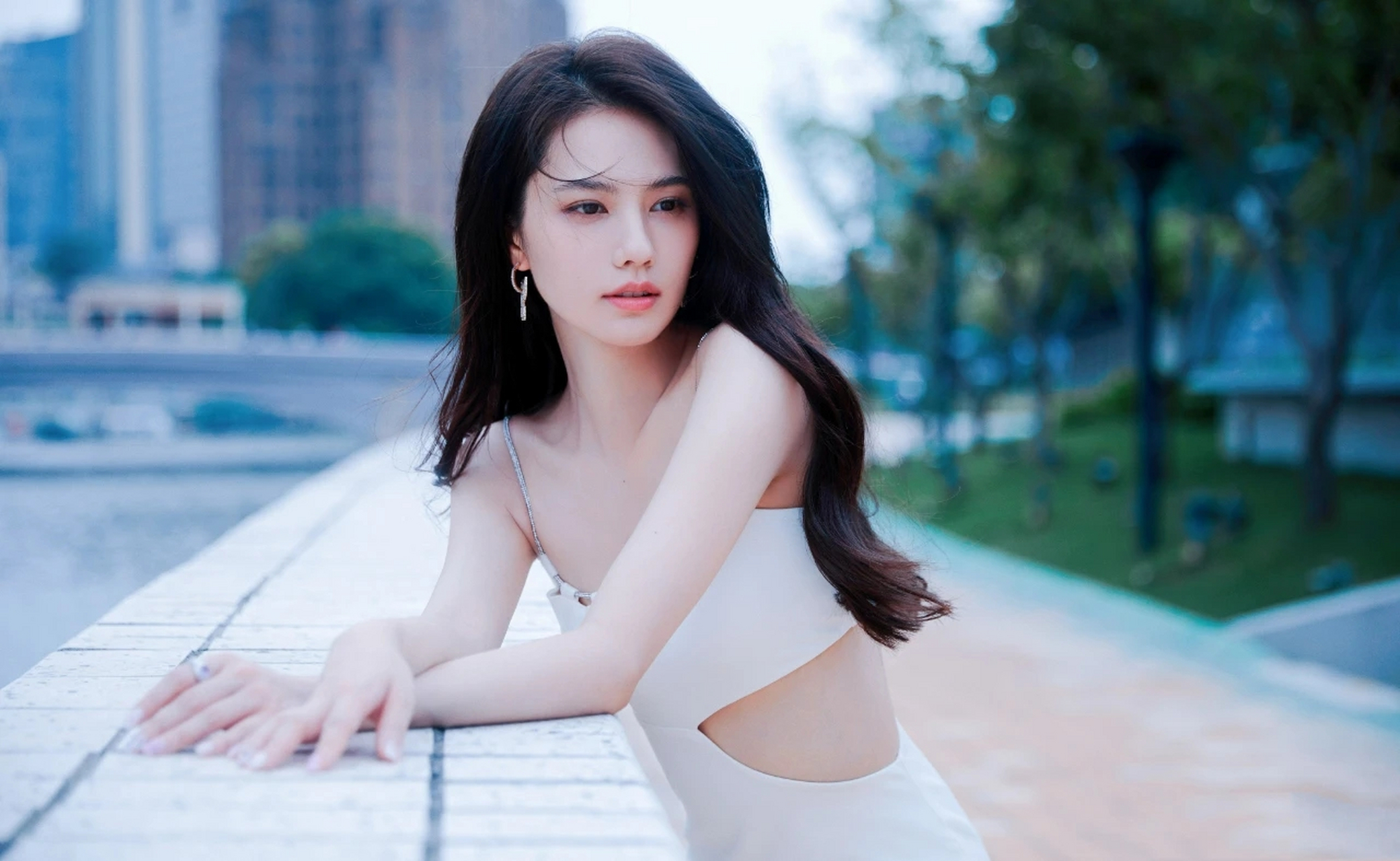 姜珮瑶参加品牌活动写真, 一身白色吊带长裙柔美动人, 展露出她纤细的