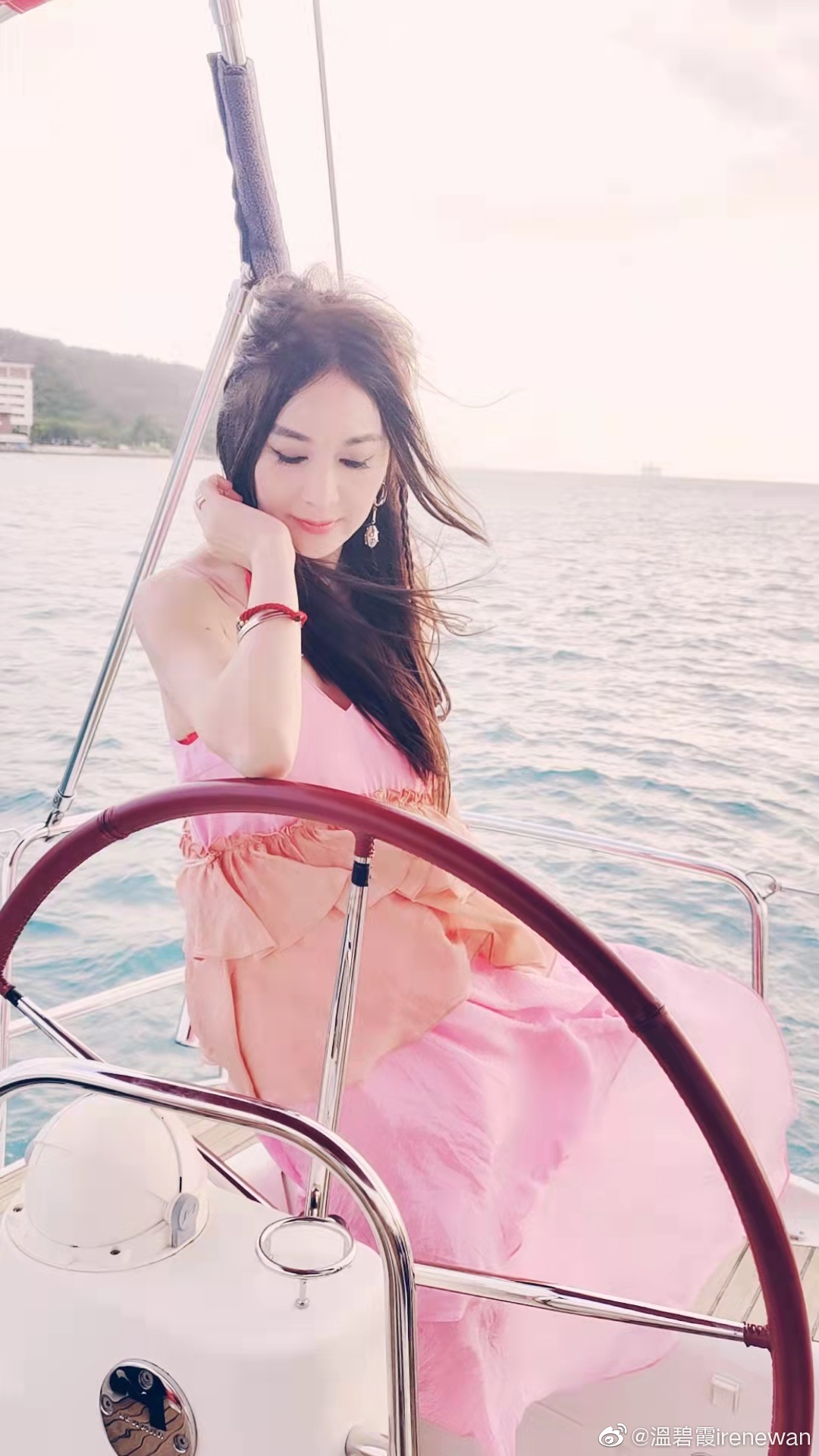 温碧霞穿粉红色裙子写真,少女感满满的!