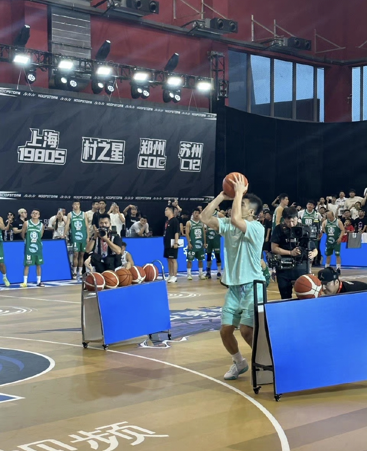 nba球星哈登中国行!点名郭艾伦比拼三分,同框跳舞梦幻联动