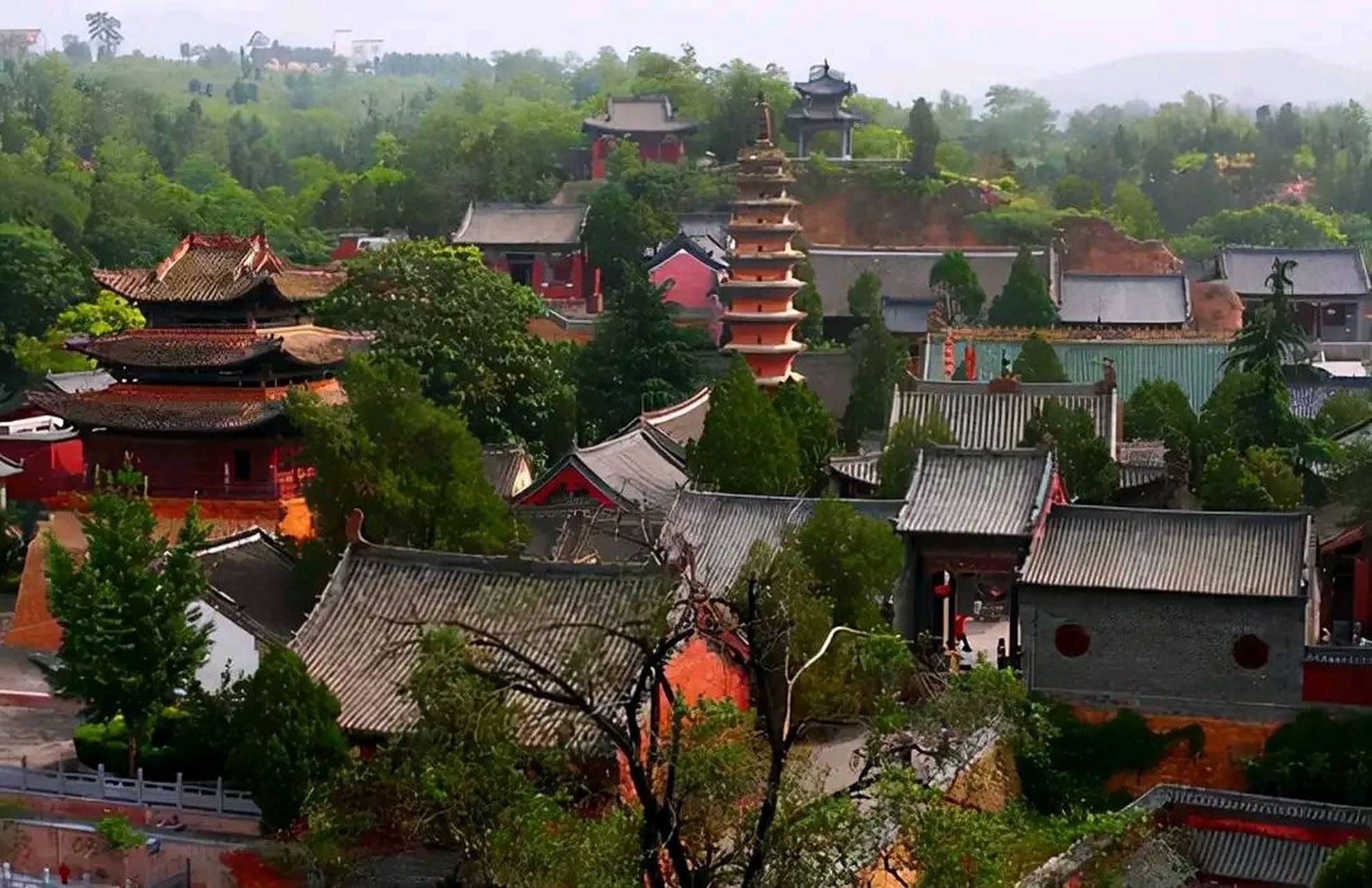 风穴寺,位于河南省平顶山市汝州市东北九公里的风穴山中,是中原四大名