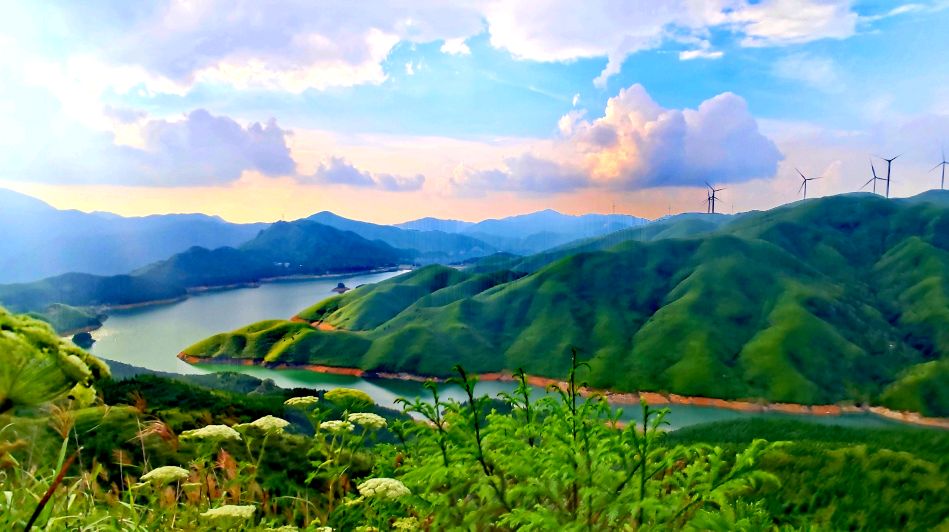 广西全州县:立秋天湖云彩美如画