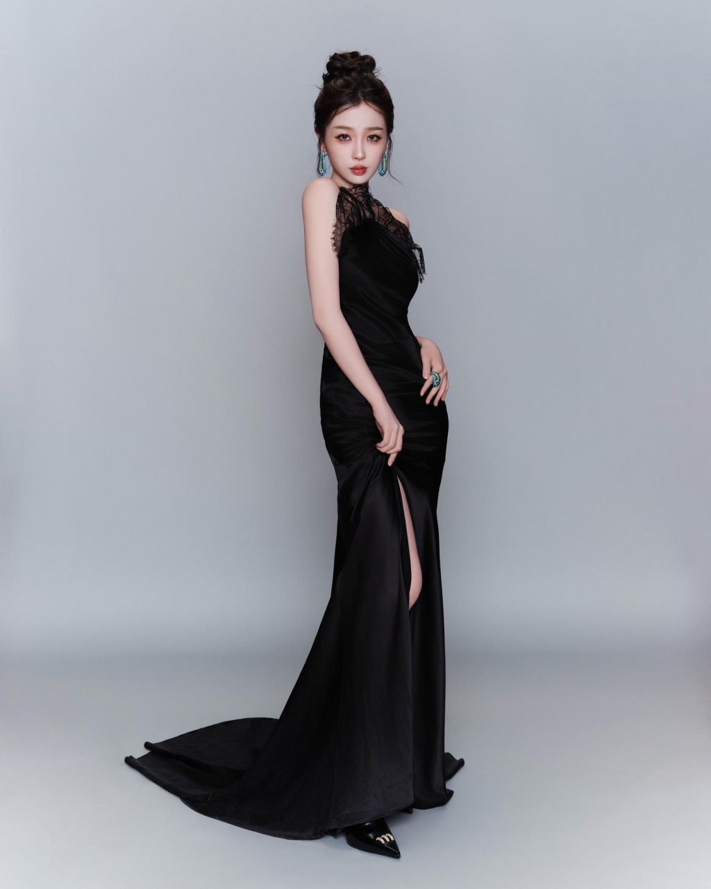 虞书欣:黑色露肩修身晚礼服,带一点蕾丝边,白色的则是大荷叶边袖子