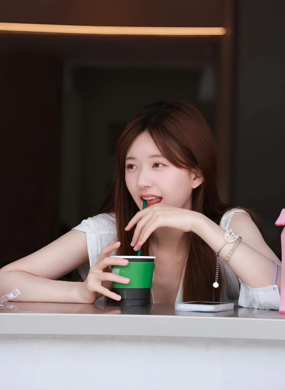 冬天的第一杯奶茶能不能给约上[左捂脸][左捂脸] #赵露思# #养眼美女