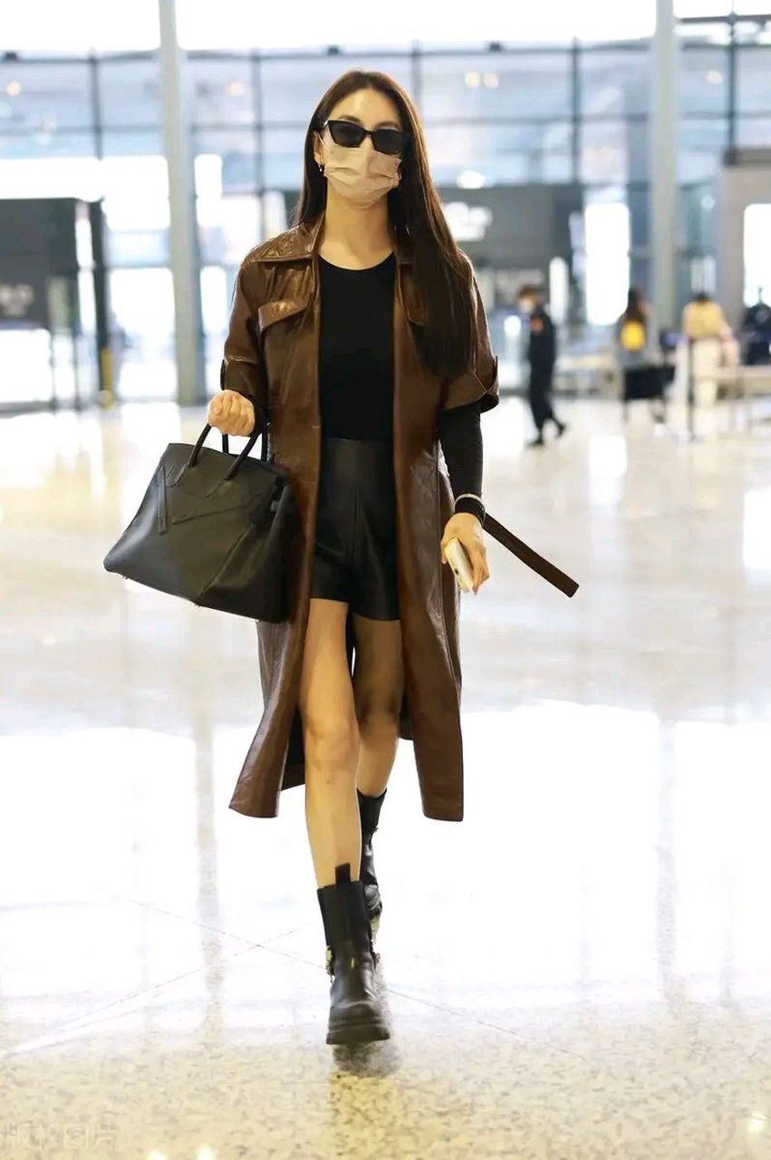 张雨绮亮相上海机场,她这次搭配的很有时尚魅力,看上去又美又飒,气质