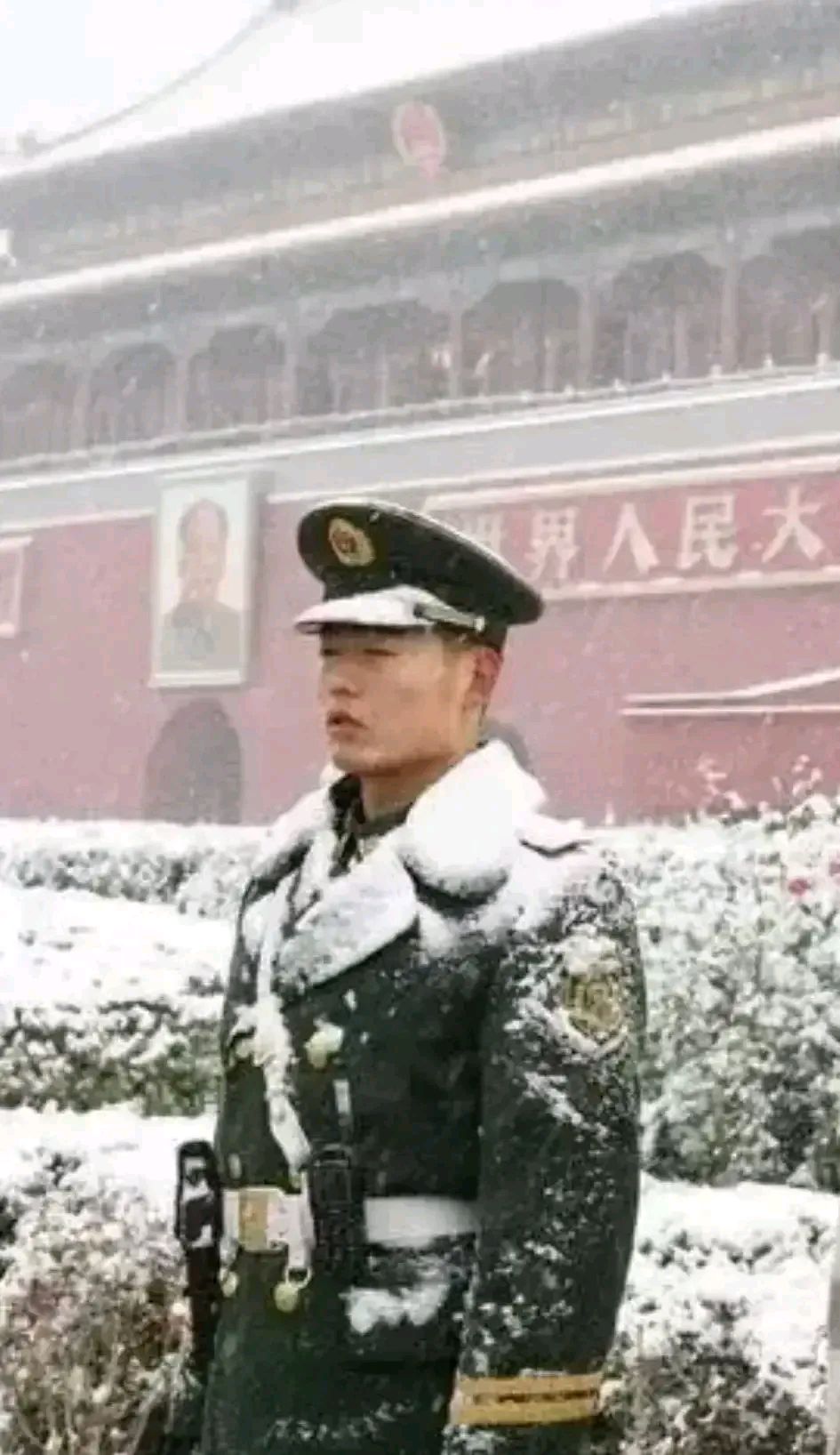 军人冒大雪站岗照图片