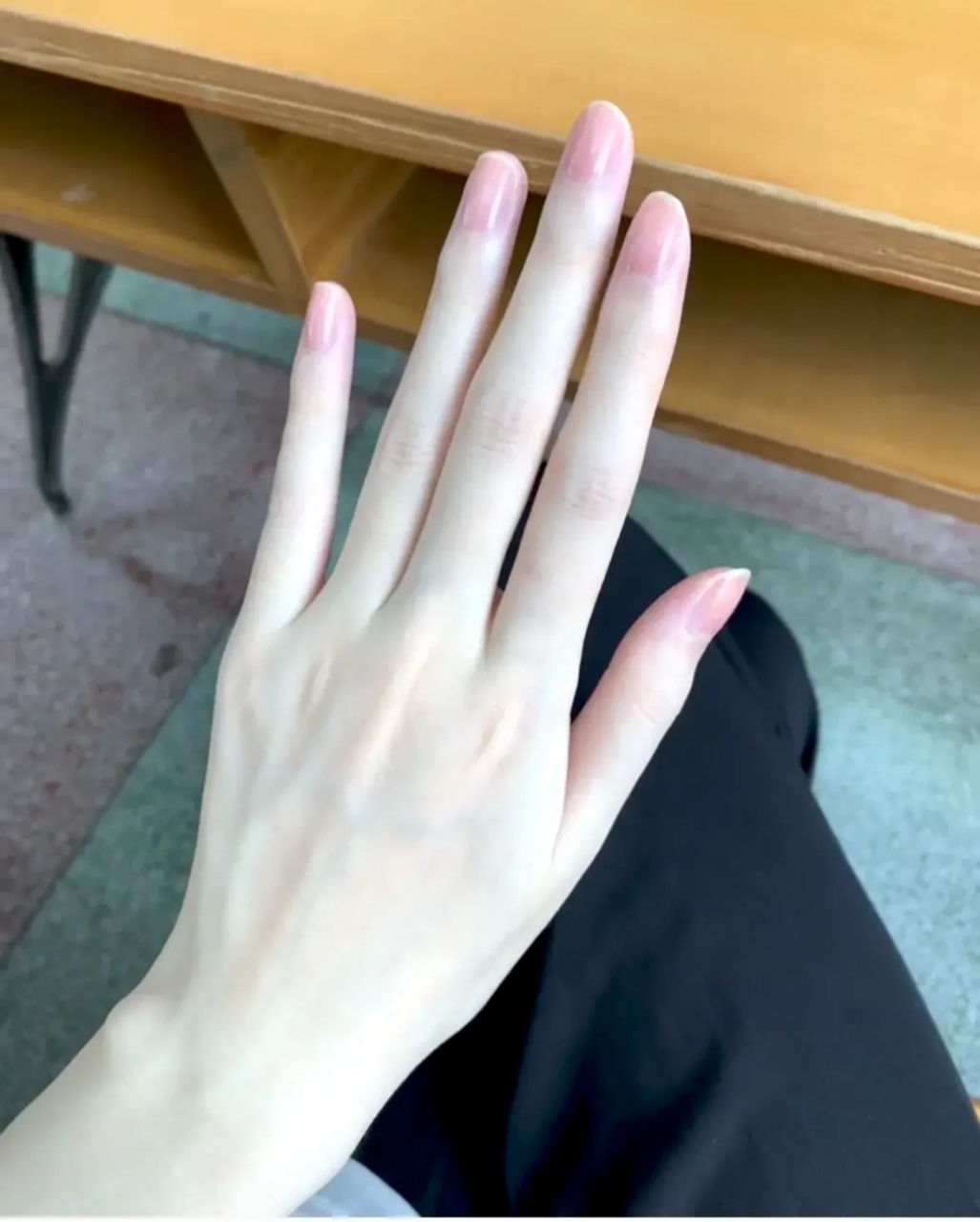 看到一个网友发的, 这就是传说中的纤纤玉手吧, 而且肤如凝脂, 白嫩