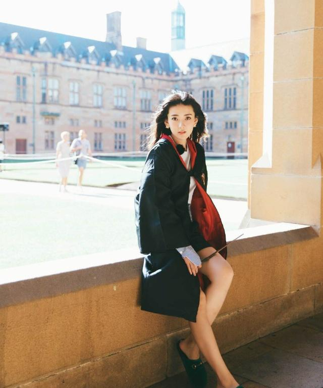 《双世宠妃》梁洁,穿黑色长袍秀美腿,手持木棍秒变"魔法少女"