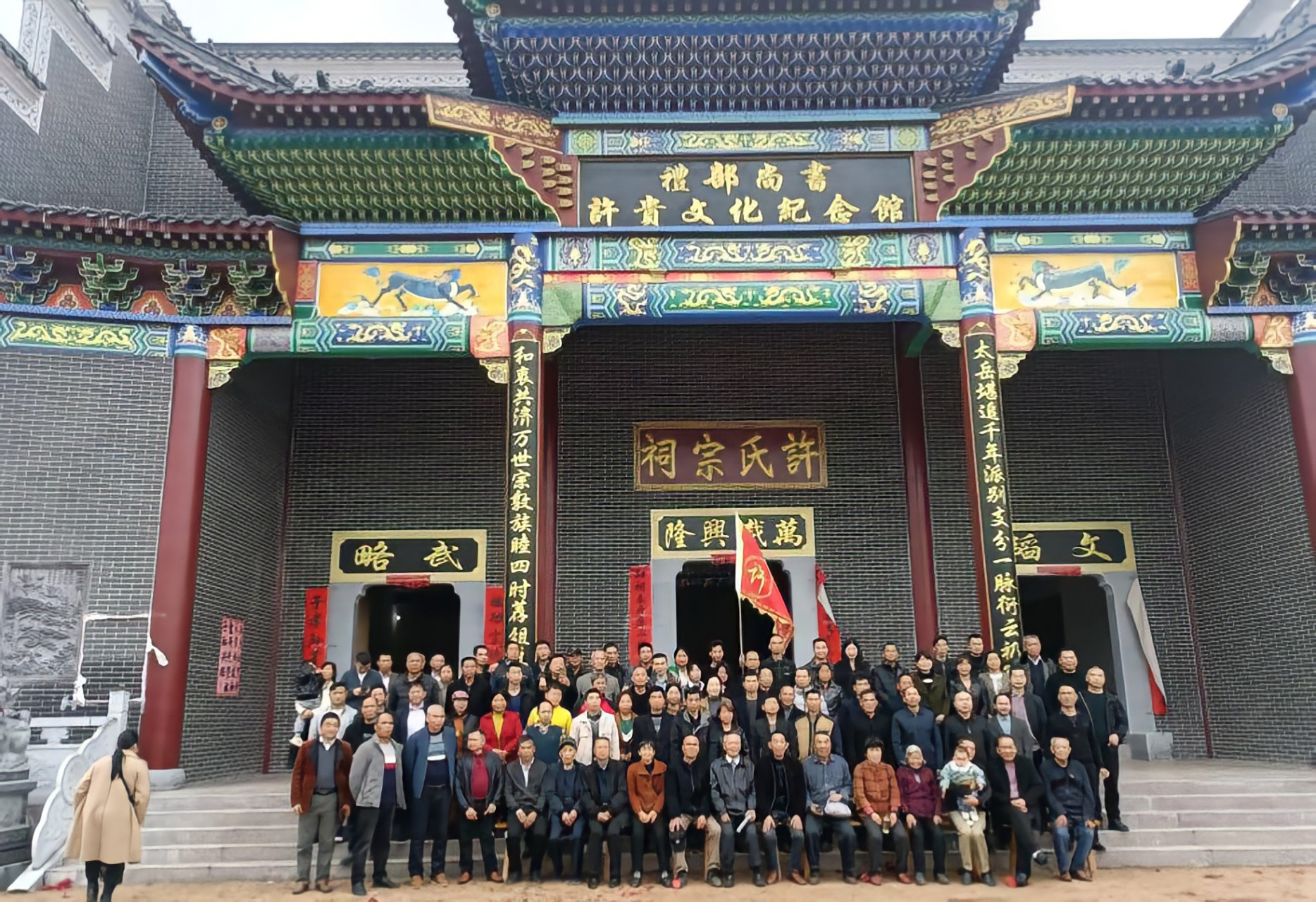 北海舅舅这是欲擒故纵,一开始晒出江西祭祖照片,现在又晒出许氏宗祠大