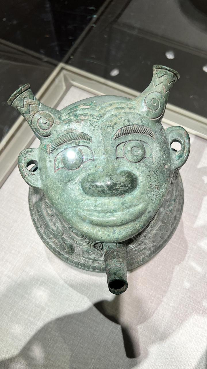 商晚期安阳青铜人面盉.