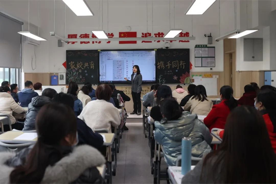 西安市雁塔区第一中学召开新学期家长会!