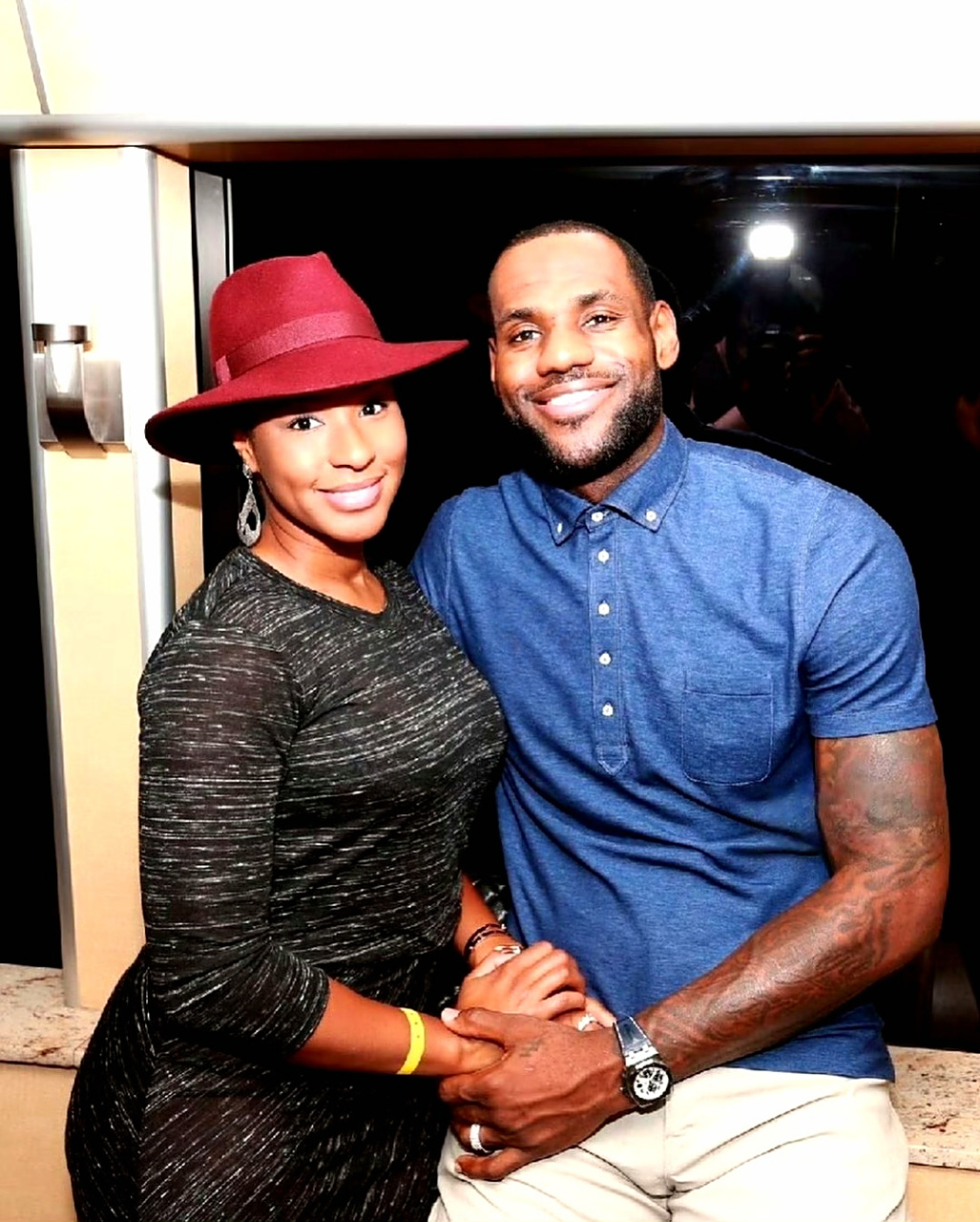 詹姆斯与妻子萨瓦娜高中时就在一起,一直是nba的模范夫妻,直到201年 