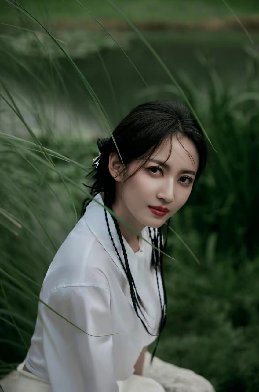 女神陈钰琪,白色衬衫搭配高腰裤,给人一种不一样的感觉.