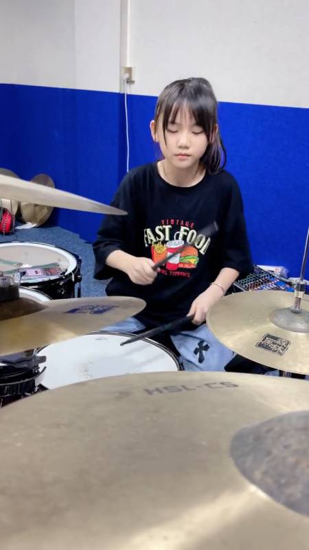 小鼓手妞妞架子鼓演奏歌曲(爱)代表青春的韵律-度小视