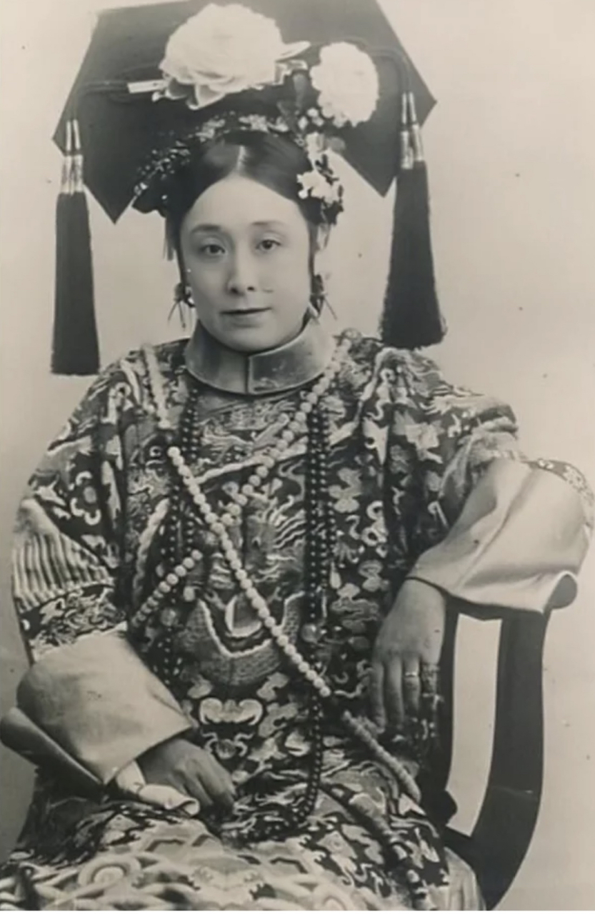 从小就随父亲出使日本和法国,年仅-7岁的德龄掌握了八国语言,可谓是