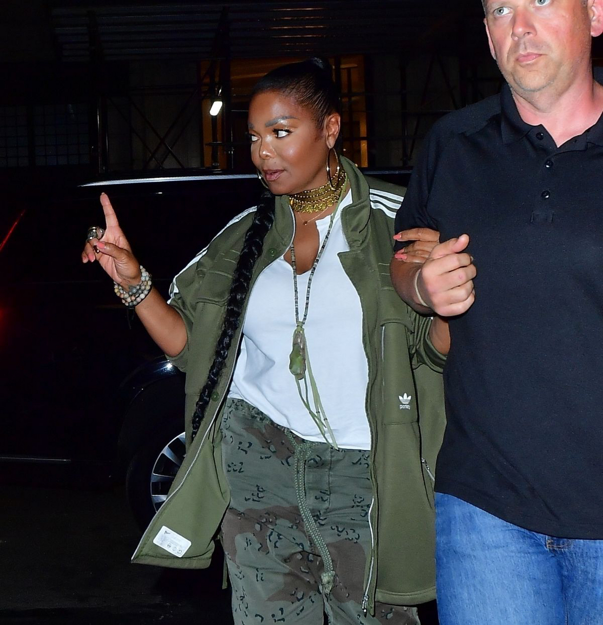 janet jackson是第一位入围格莱美奖的女性制作人,曾拿下过五座格莱美