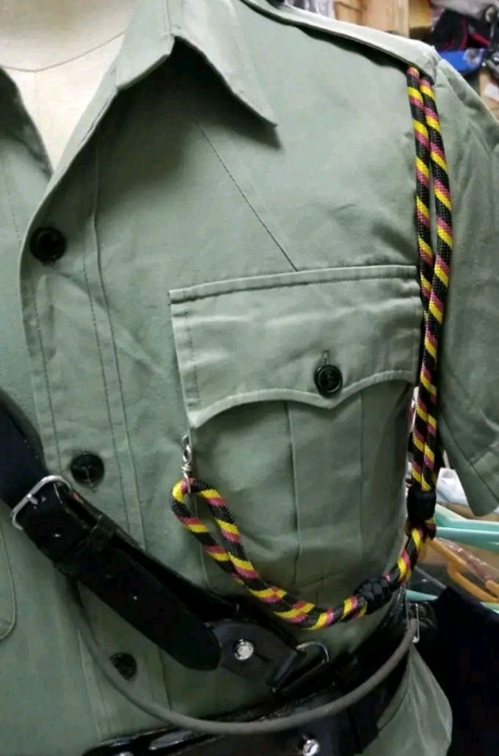 香港警察左肩佩戴红色和黑色绳子是什么