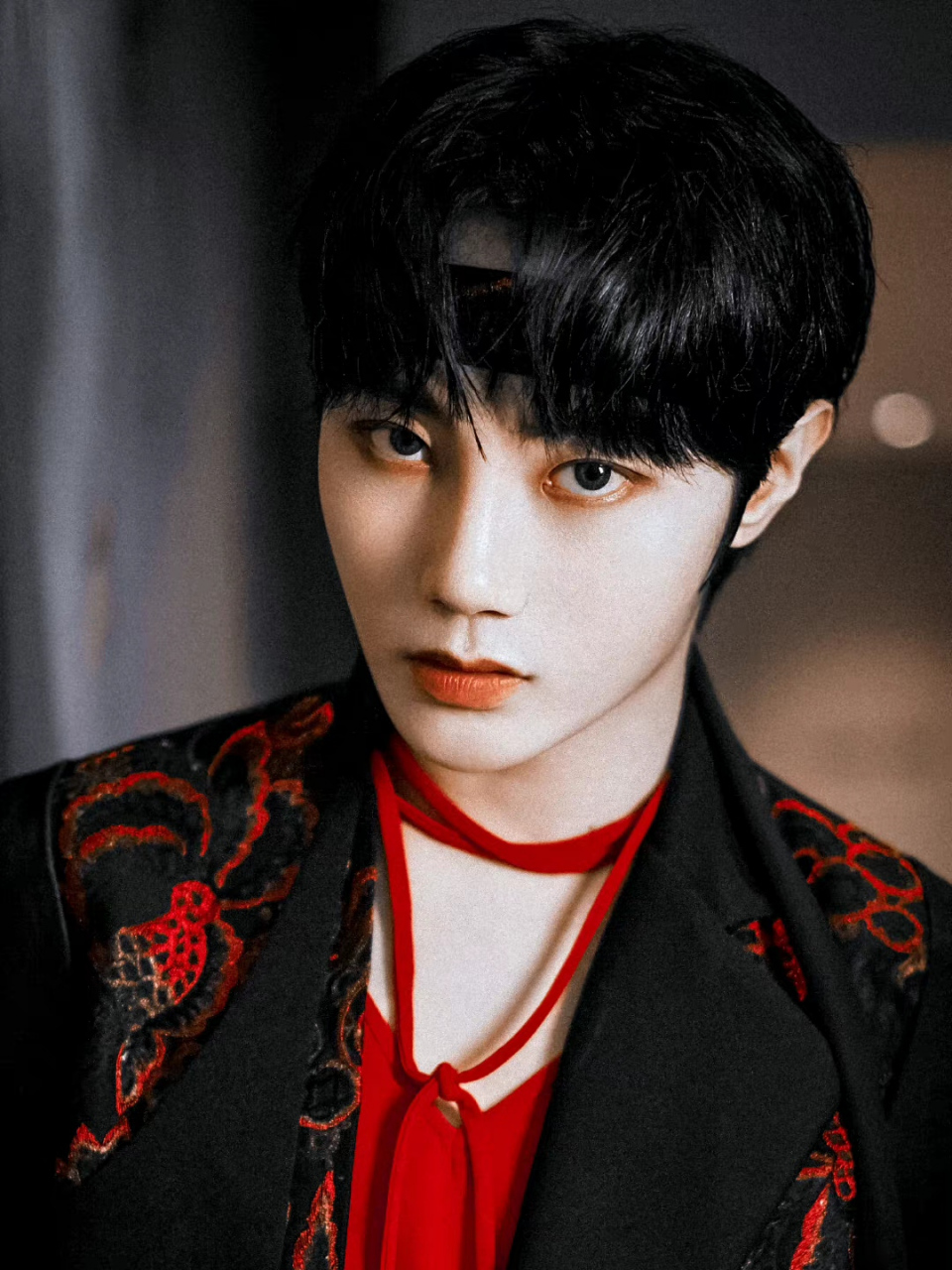 刘也[欧耶]男人的狐狸眼～ 刘也这个舞台妆容还挺勾人的,本来以为男生