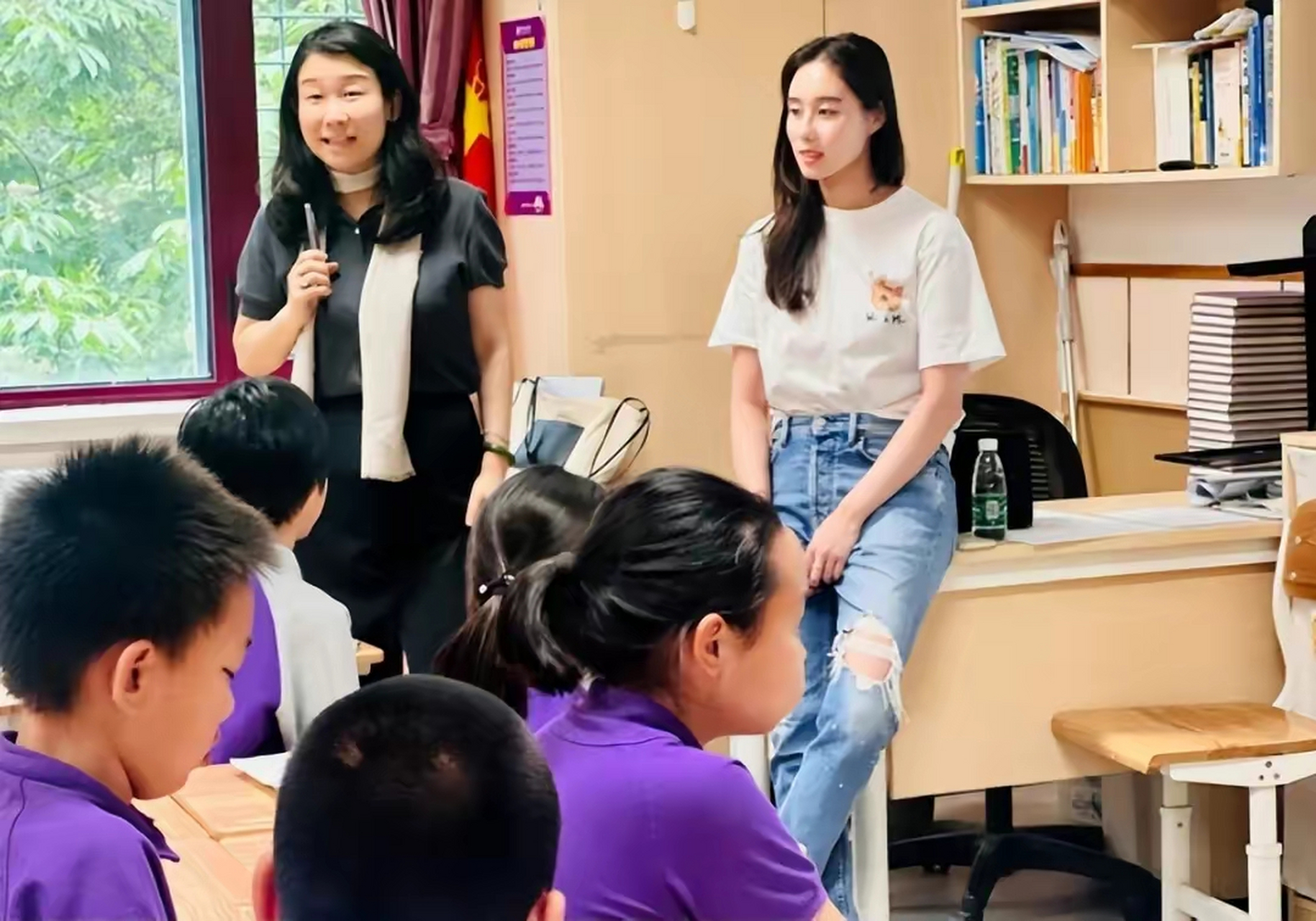 赌王幼女何超欣清华附小当老师,穿着朴素气质清纯,麻省理工学院学士和