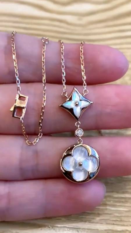 lv 白贝母二花项链#项链#高端轻奢饰品#同城-度小视