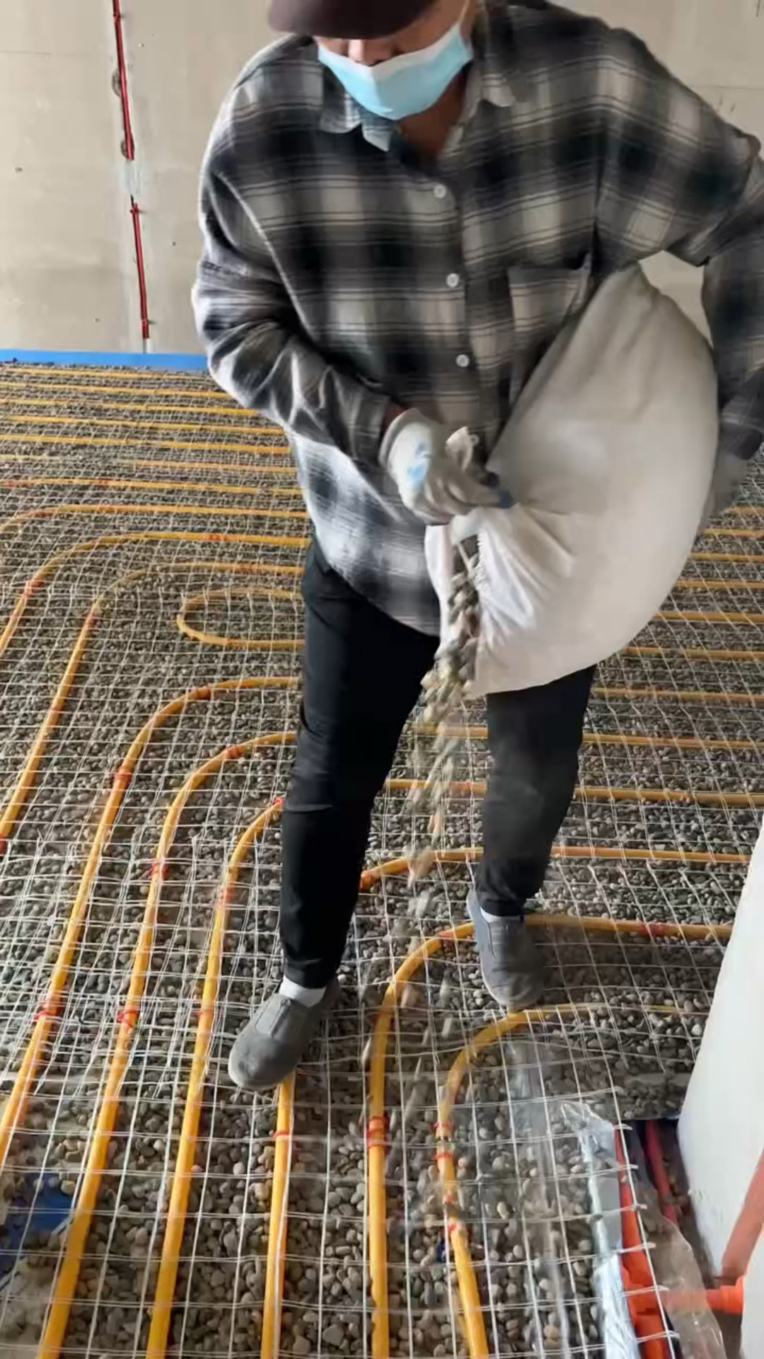 老师傅地暖管回填施工过程