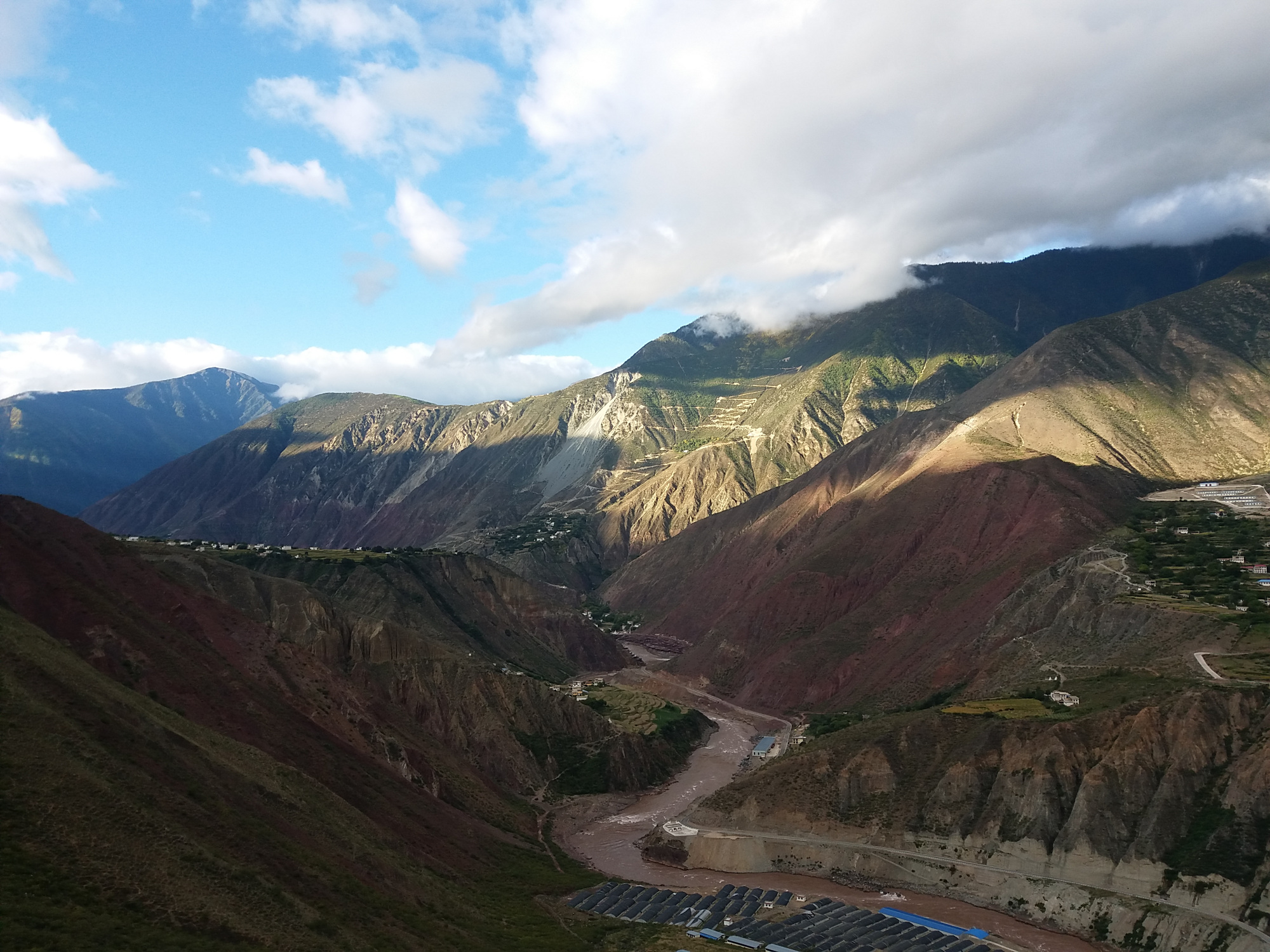 西藏芒康曲孜卡温泉小镇的风光