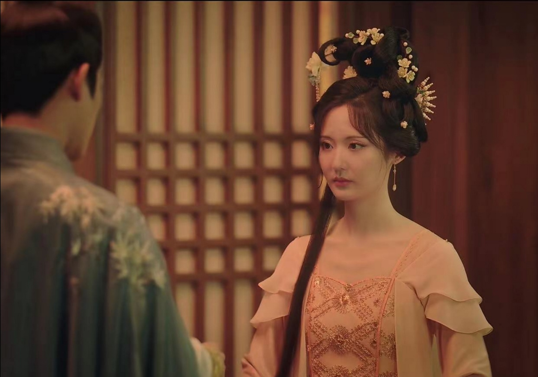 她很特别,不同于依赖男性的形象,金萱非常聪明睿智,她喜欢过玱玹,但是