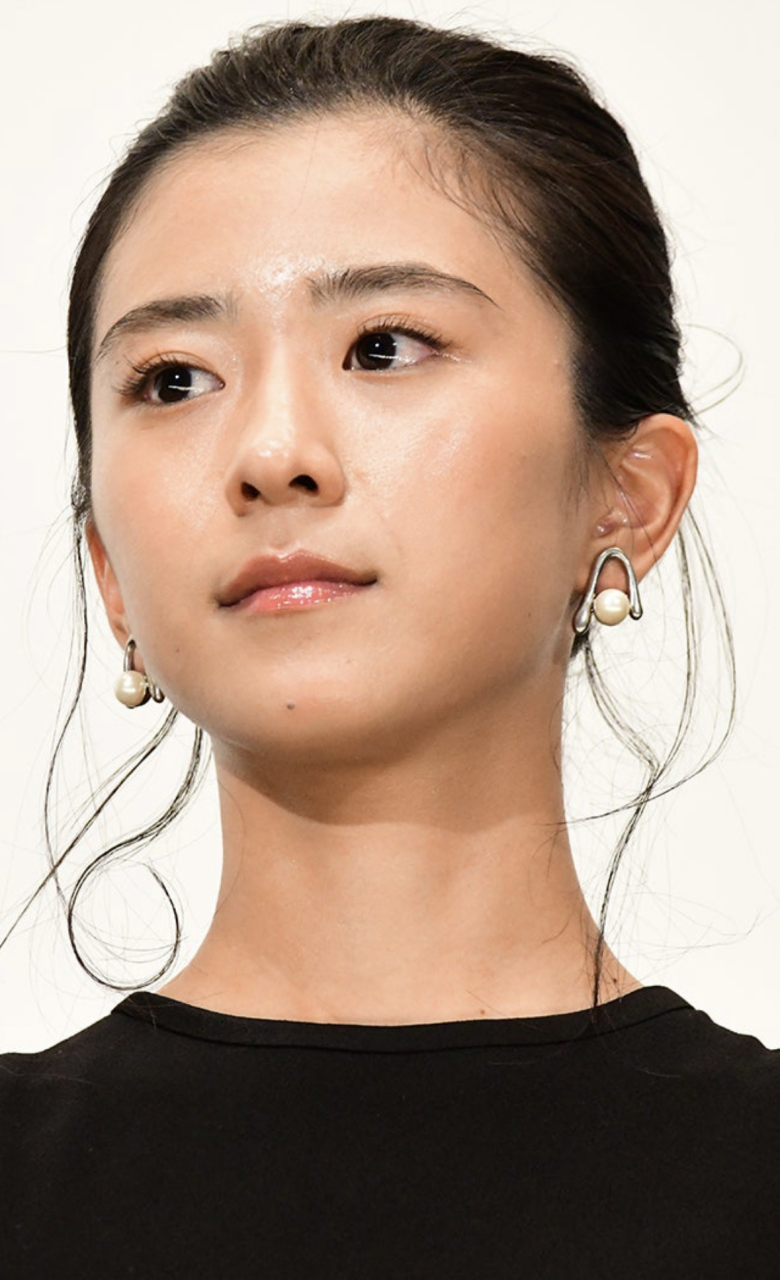 结菜身穿浴衣出现在活动现场时,让粉丝们兴奋不已的其实是她的短发