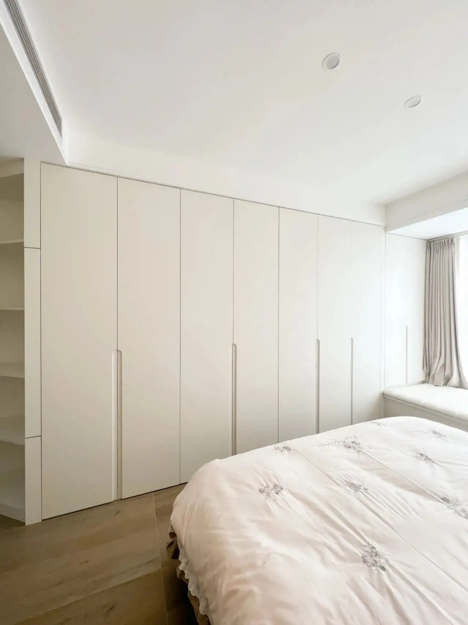 业主真实分享:床尾做了整排衣柜,虽然收纳空间很大,但有2个地方也很