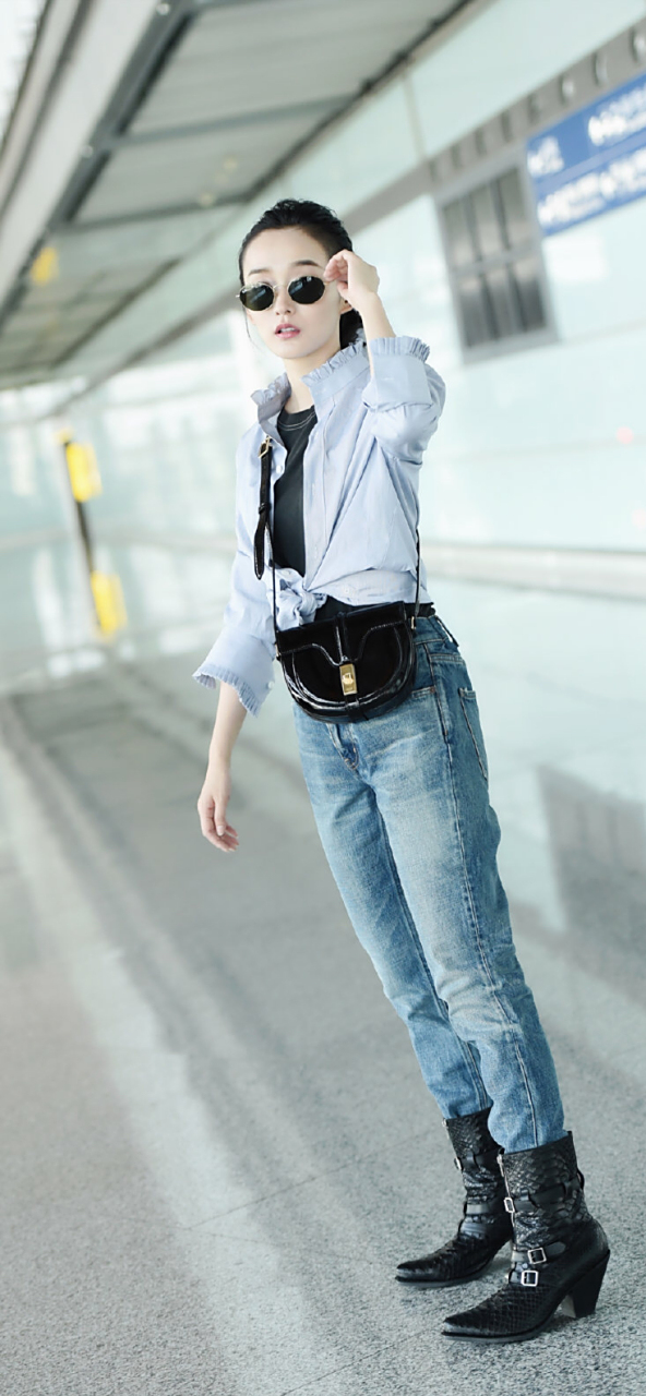 何泓姗牛仔裤显腿长