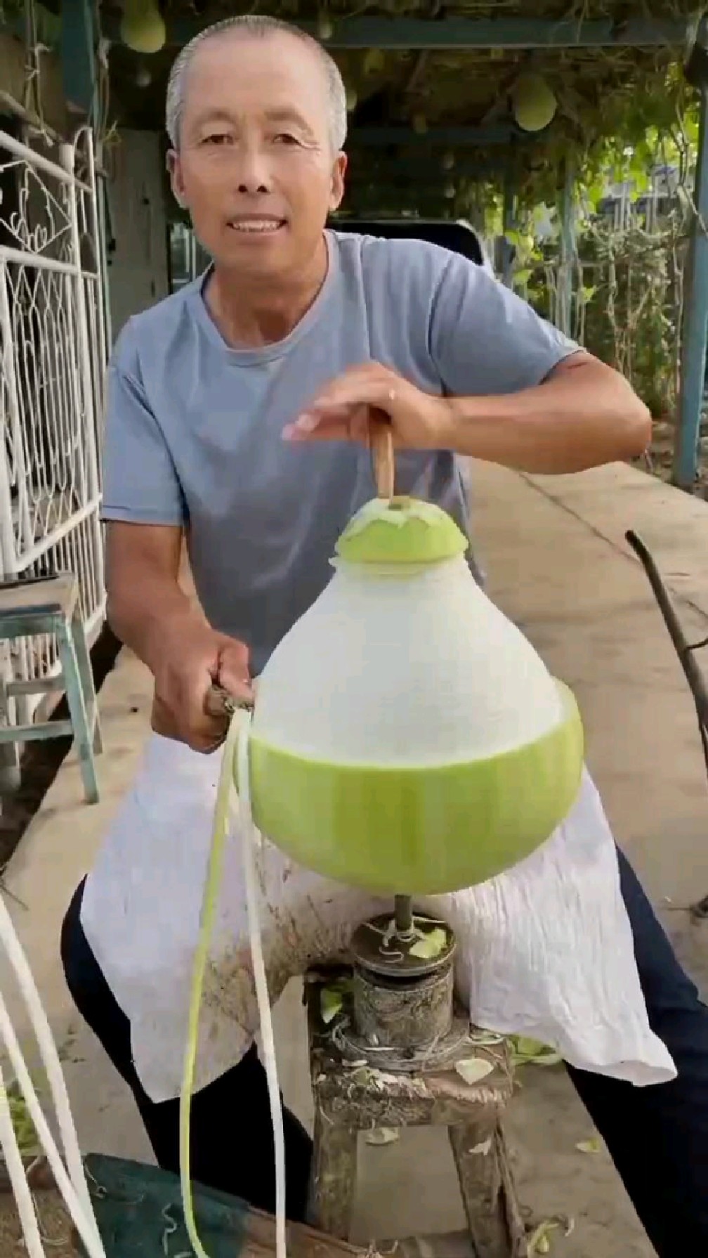 大爷削葫芦条的手法真好哇!