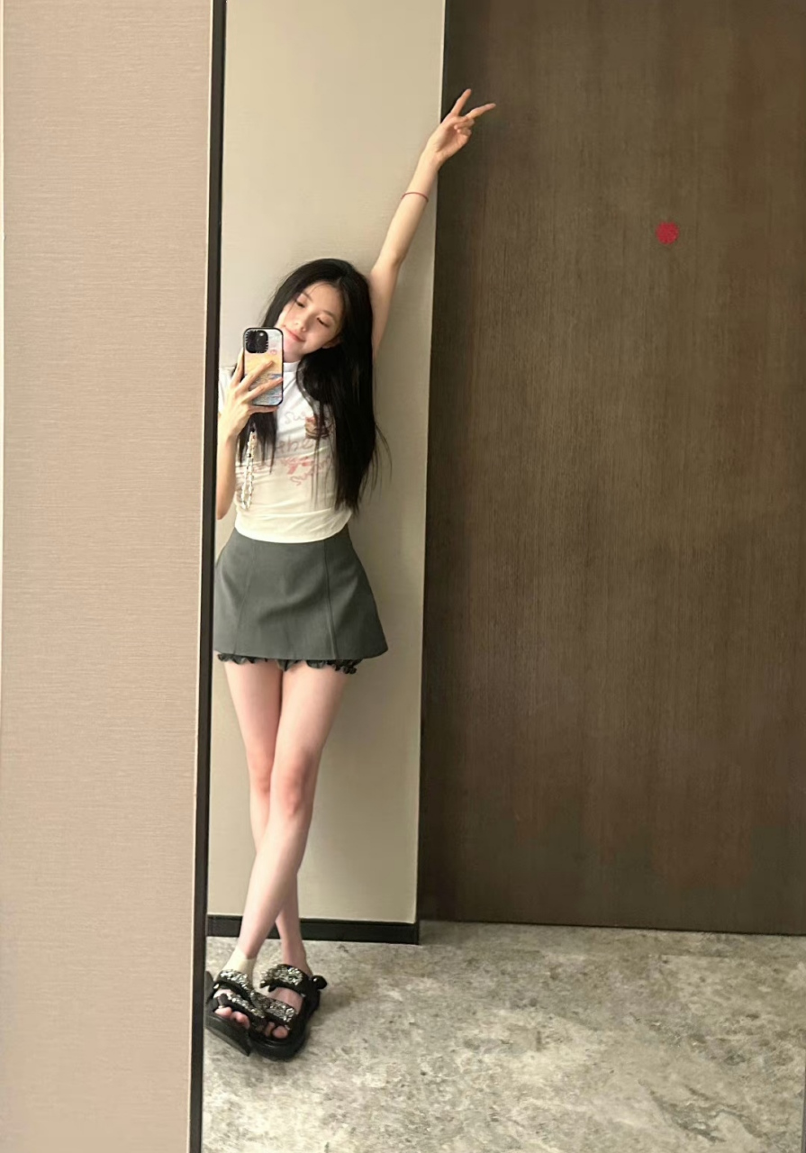 刘浩存自拍太会找角度,小个子被她拍成一米七的既视感,又白又瘦的外形